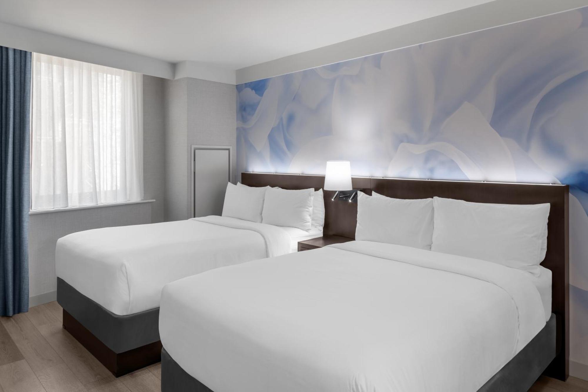 Chambre avec 2 Lits Doubles et Baignoire - Adaptée aux Personnes à Mobilité Réduite