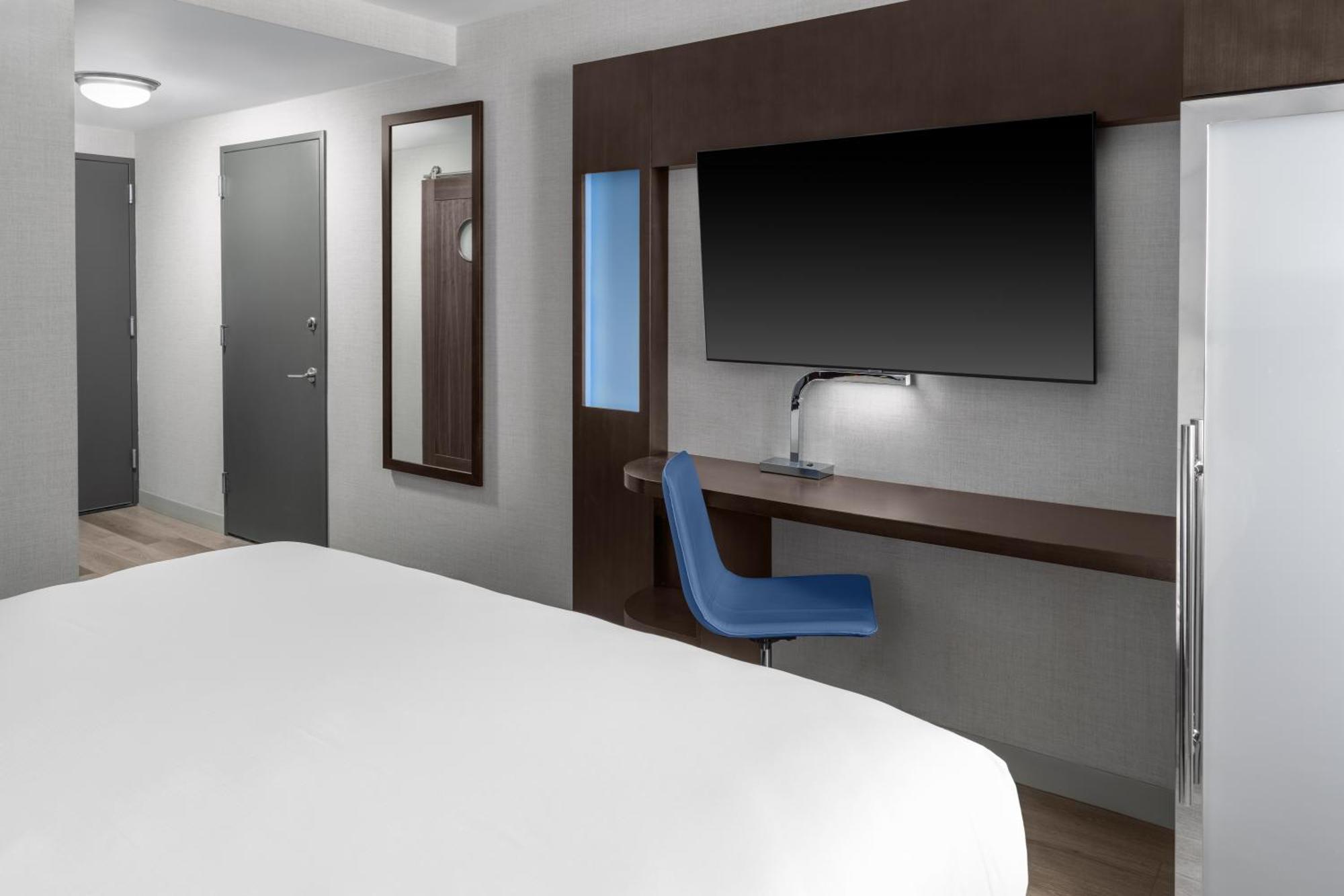 Chambre Lit King-Size avec Douche Accessible en Fauteuil Roulant - Accessible aux Personnes Malentendantes et à Mobilité Réduite
