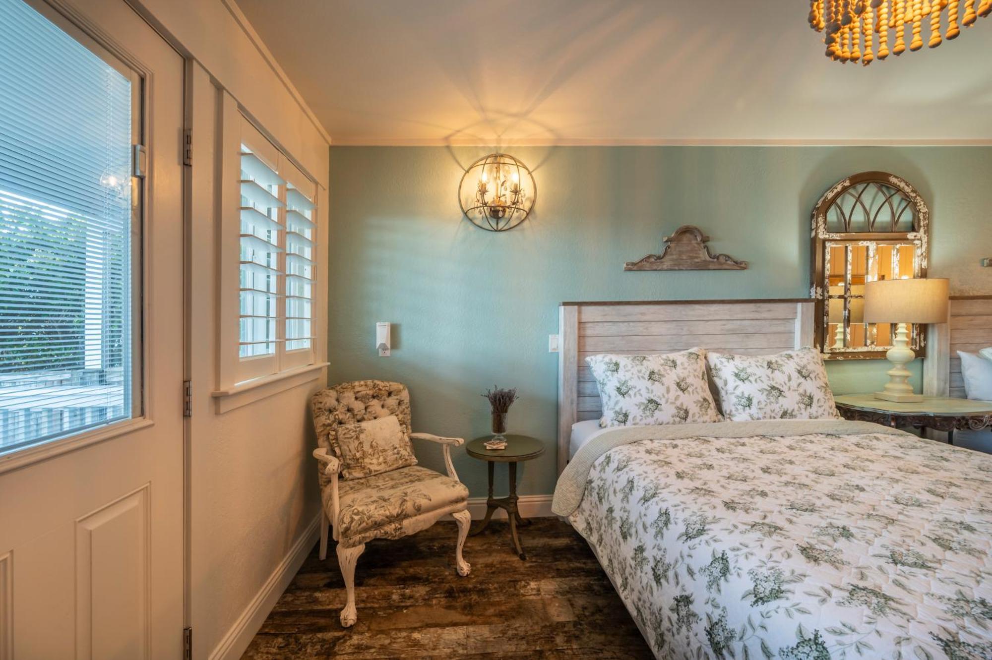 Deluxe Queen Room