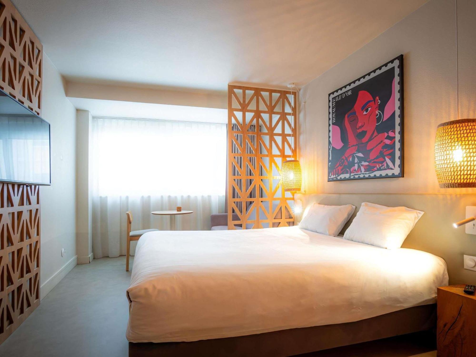 Classic Triple Room One Double One Single Beds City View