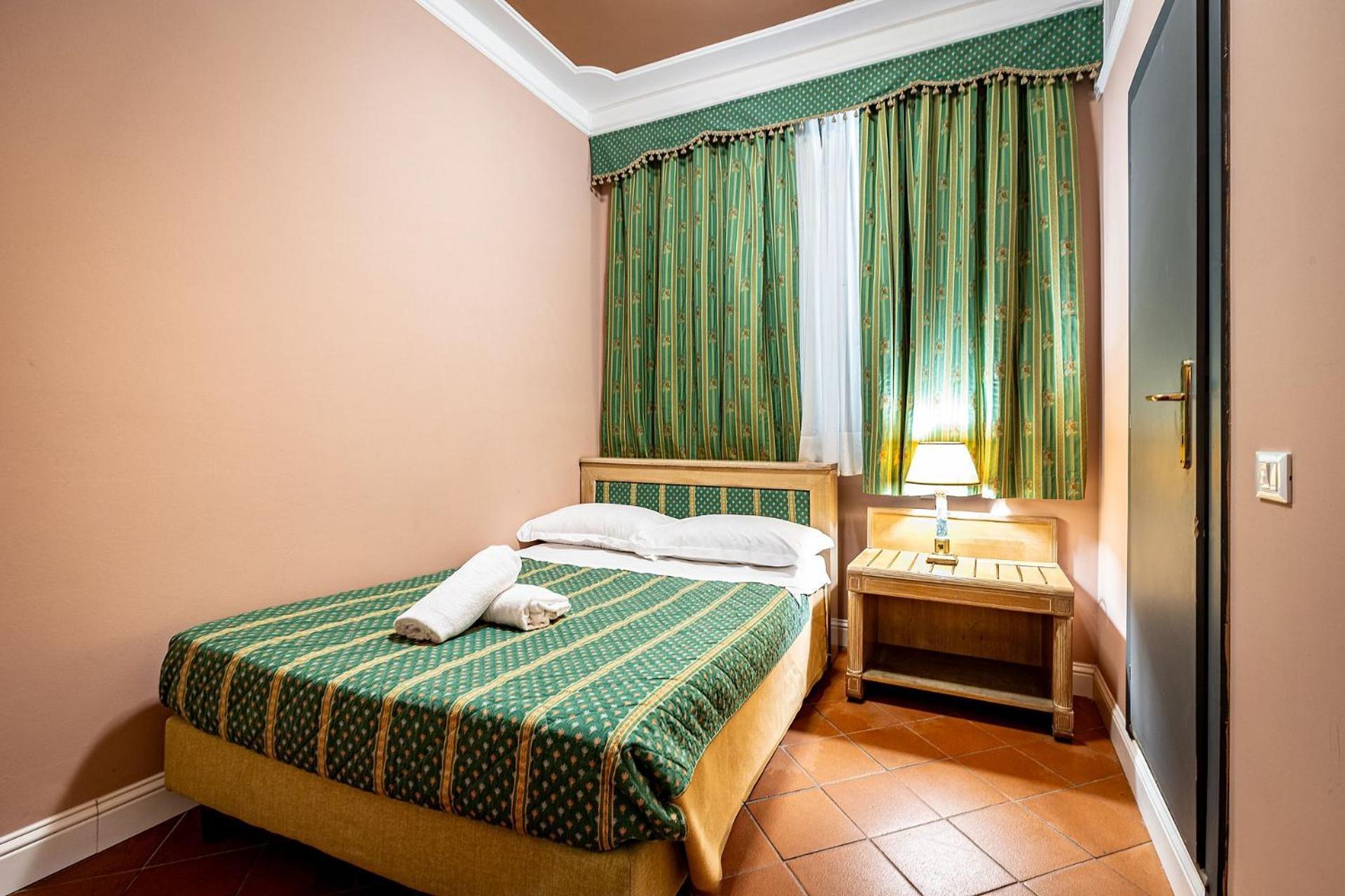 Habitación con cama grande