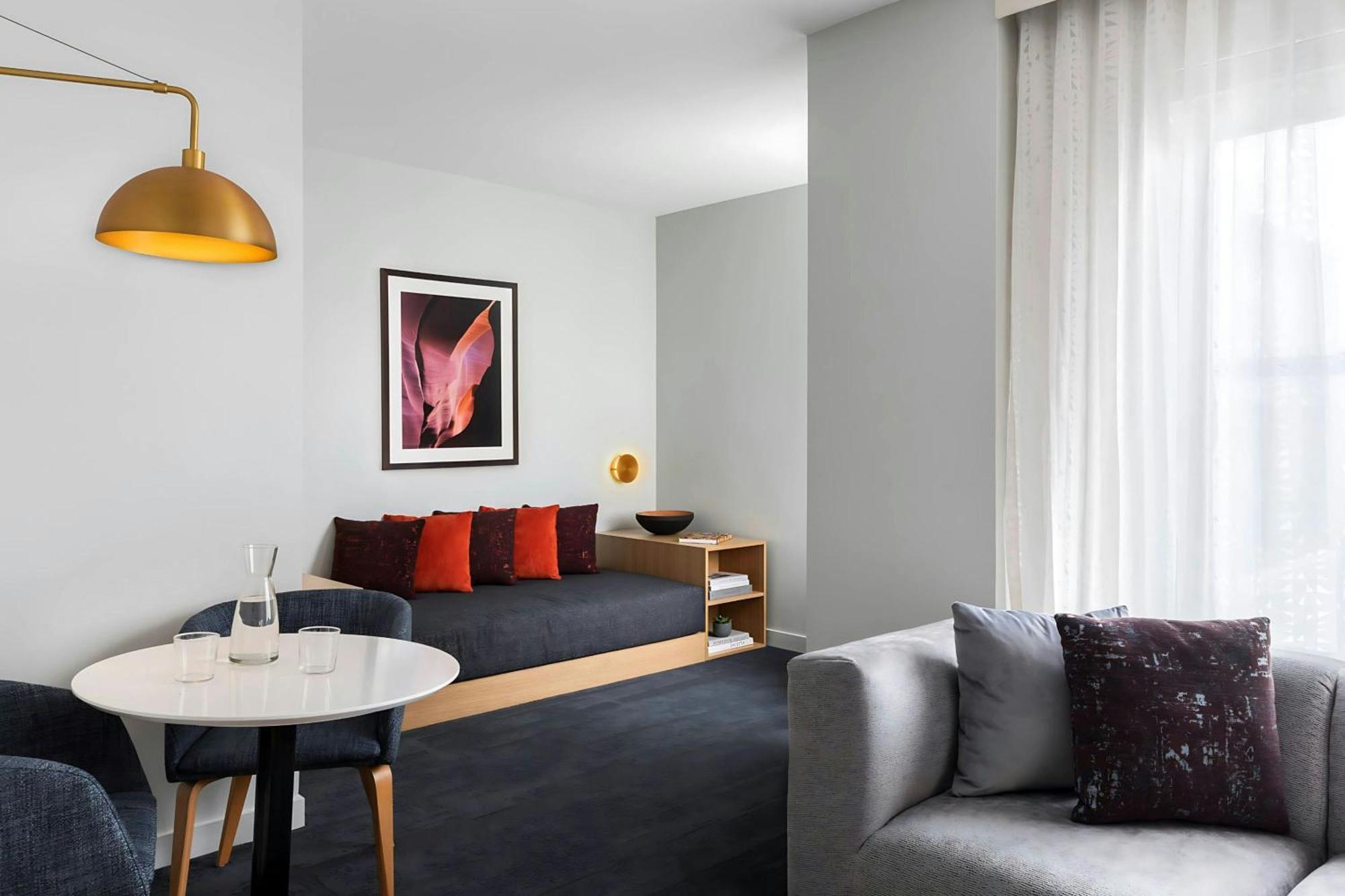 One-Bedroom Queen Suite