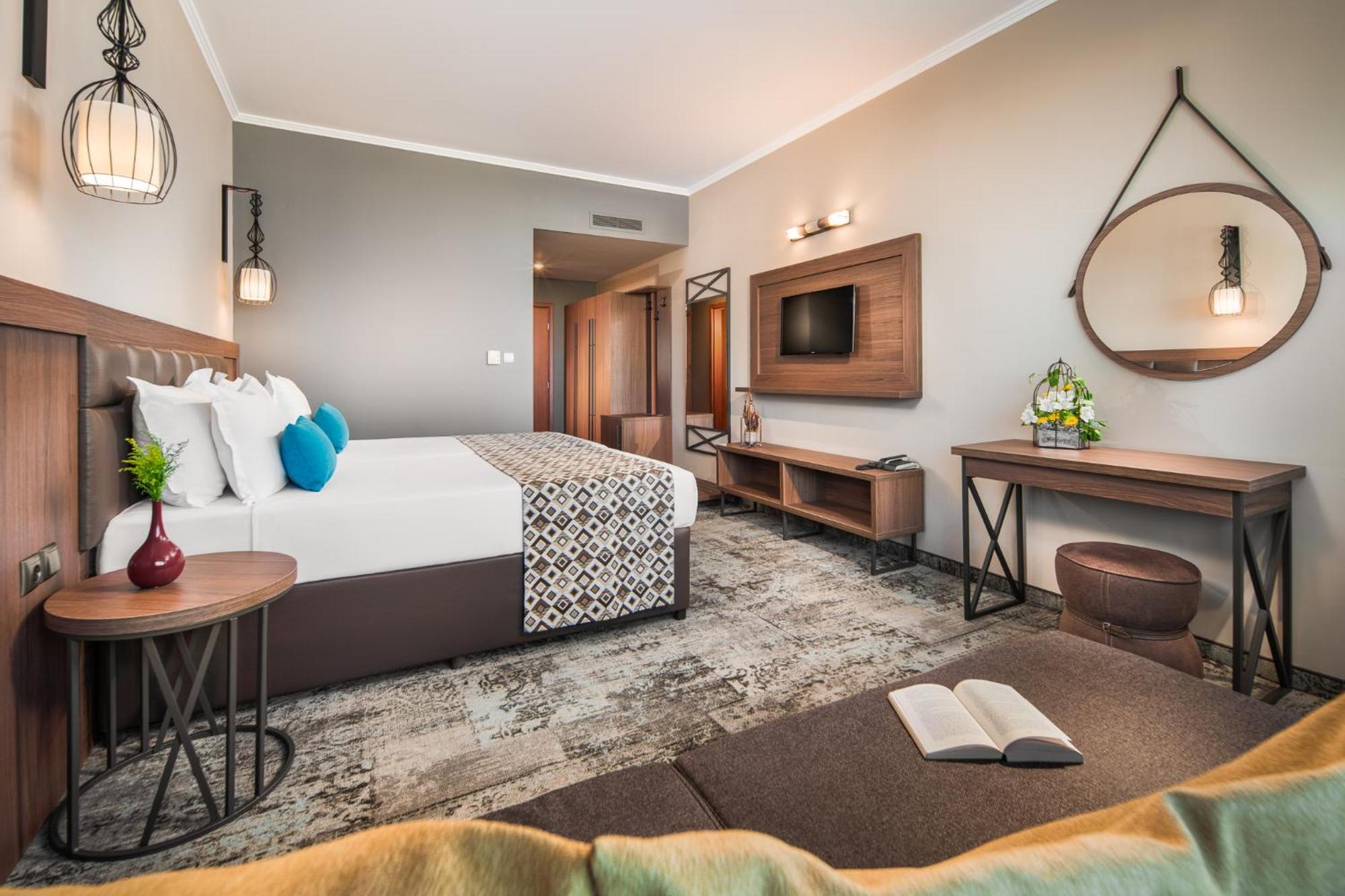 Deluxe Twin Room Street View Balcony Pool Access & WiFI