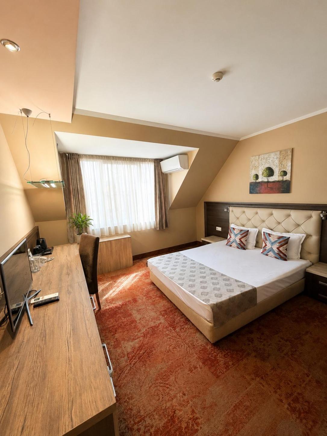 Queen Room