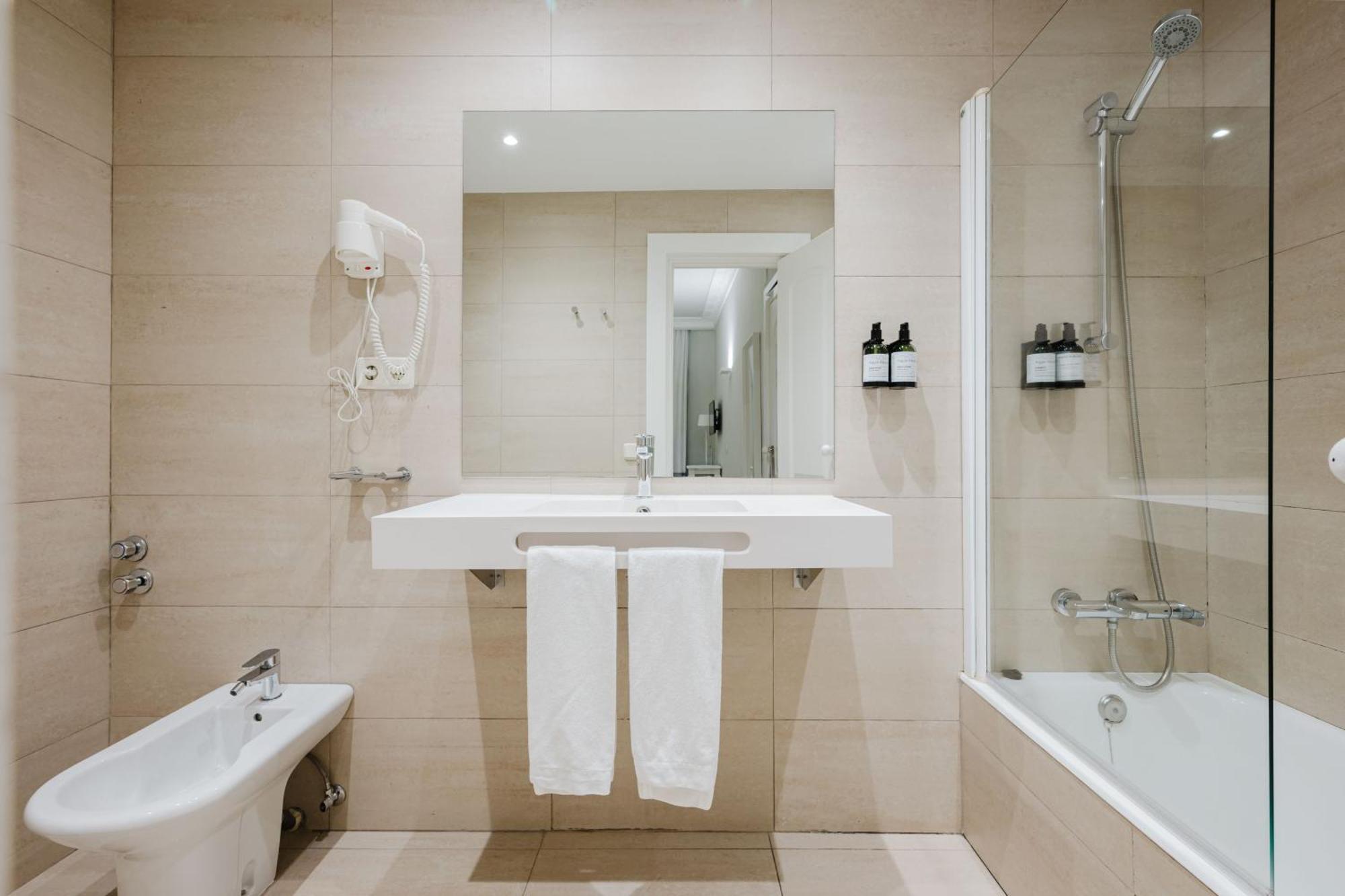Double or Twin Room Sea View
