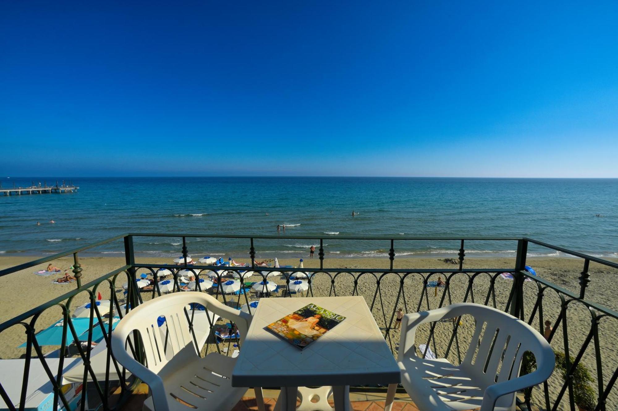 One-Bedroom Apartment Sea View