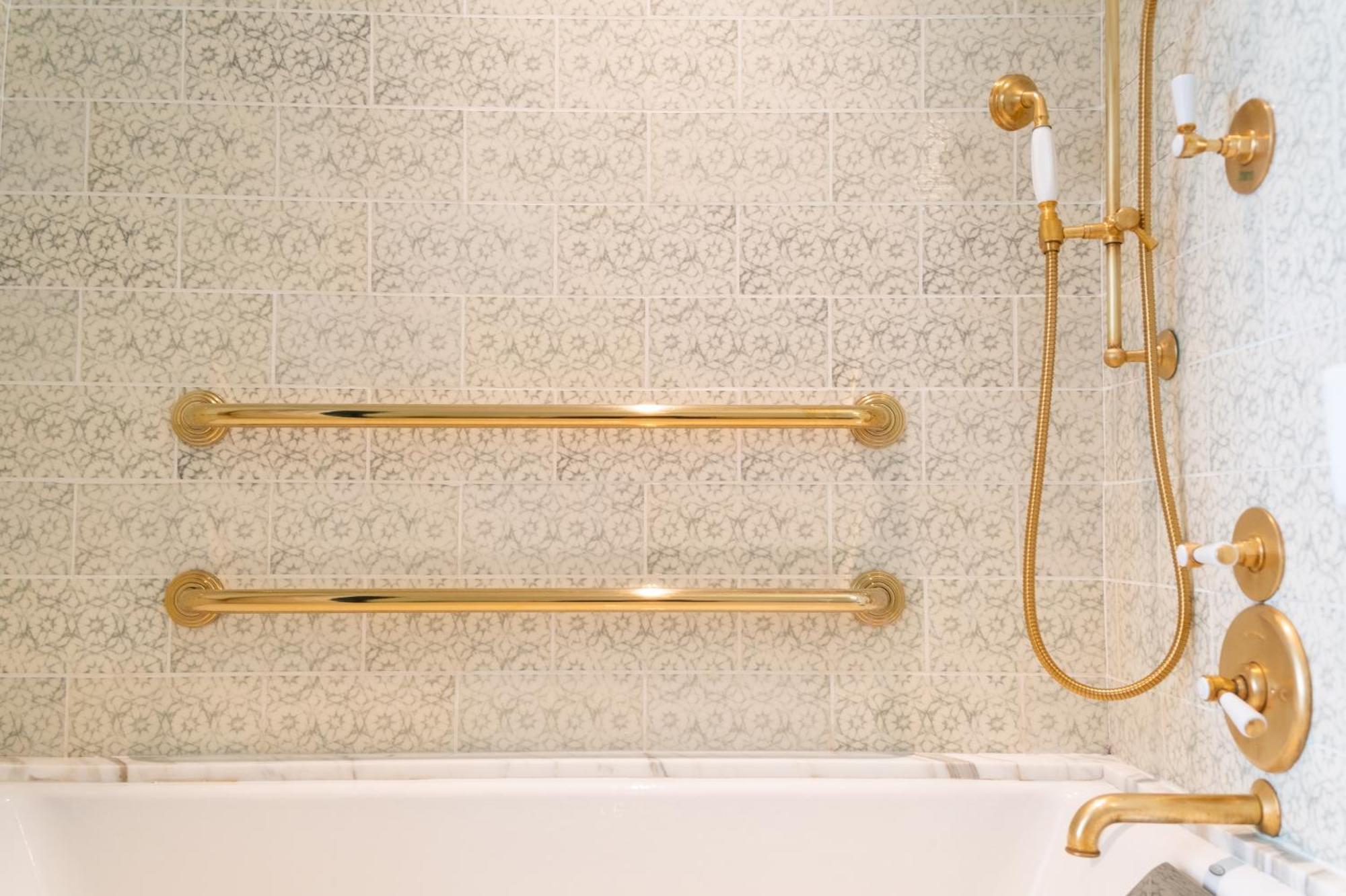 King Room Courtyard View Mobility Accessible Roll Shower
