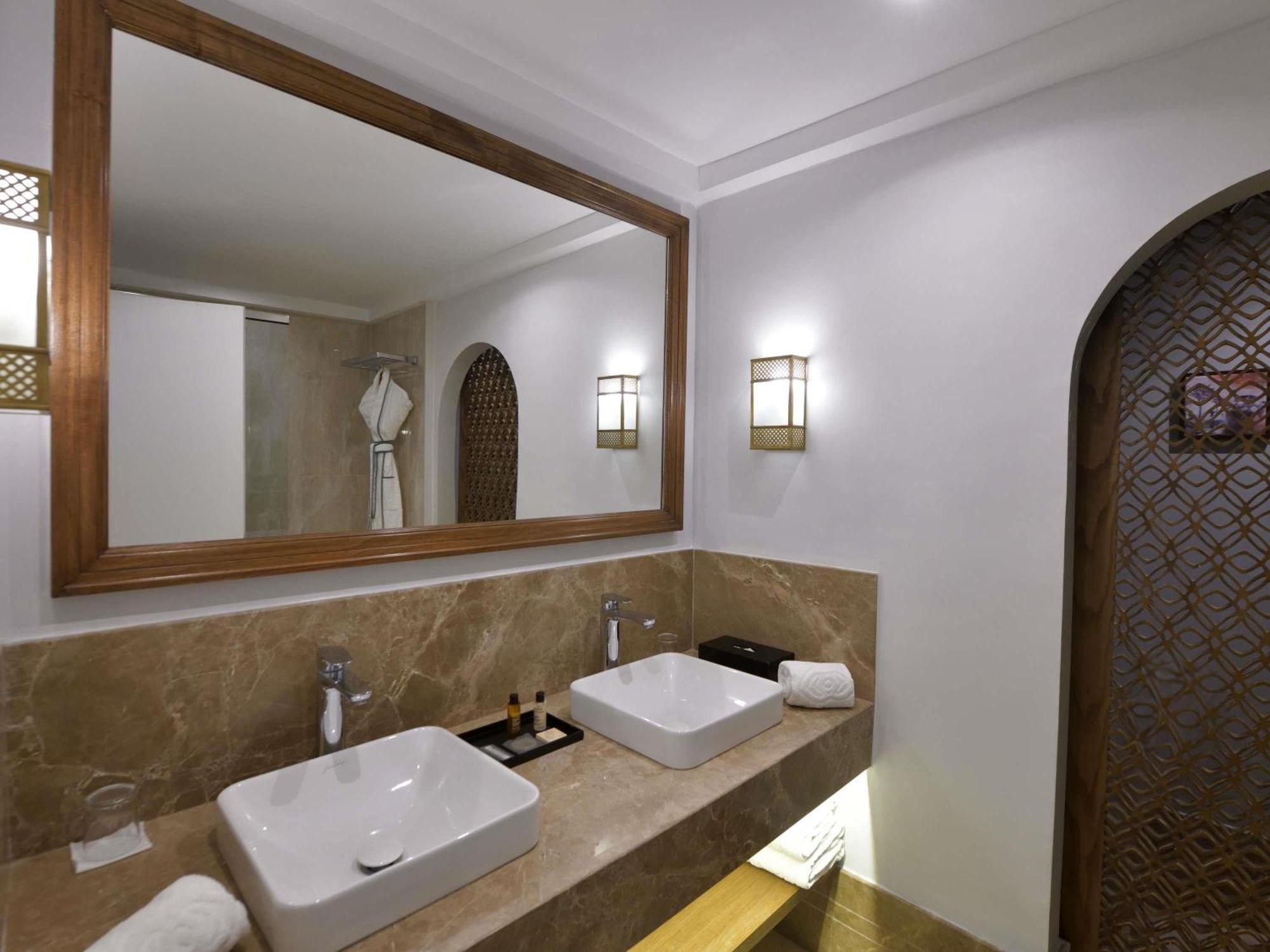 Quarto King Deluxe com Terraço e Vista Piscina