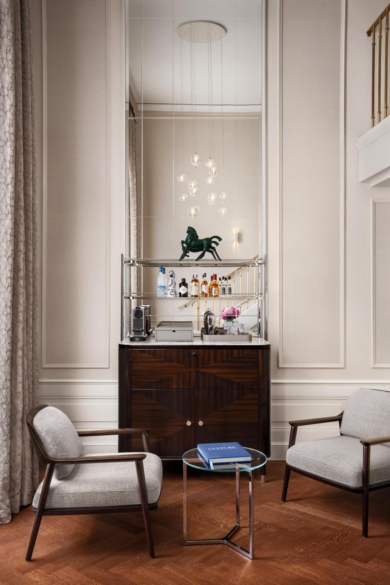 Deluxe Gallery Suite City View