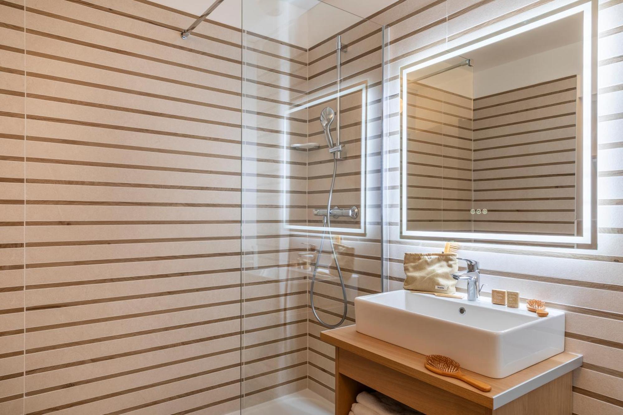 Superior One-Bedroom Apartment Sleepling Alcove Air Conditioning Balcony