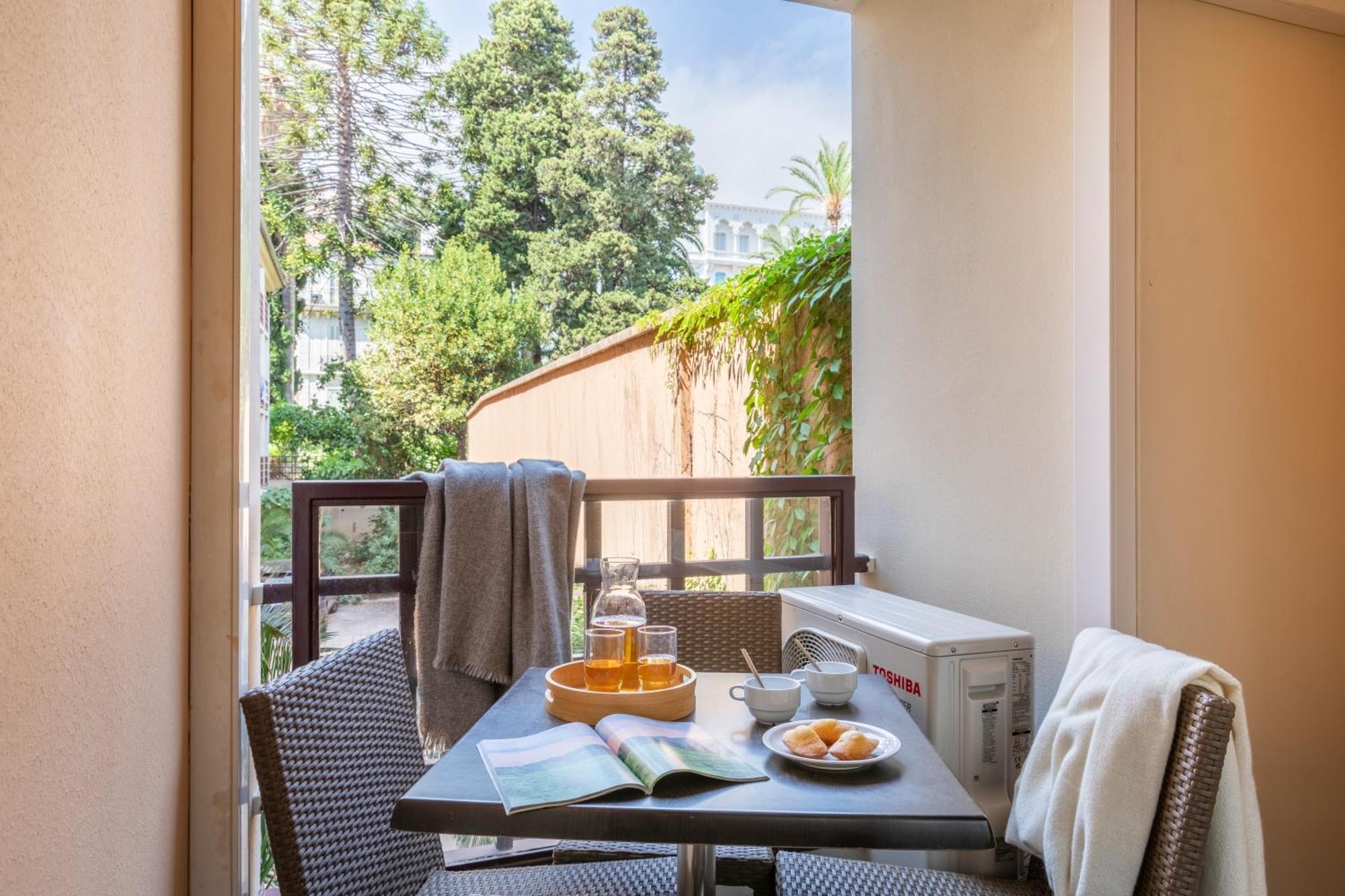 Superior One-Bedroom Apartment Sleepling Alcove Air Conditioning Balcony