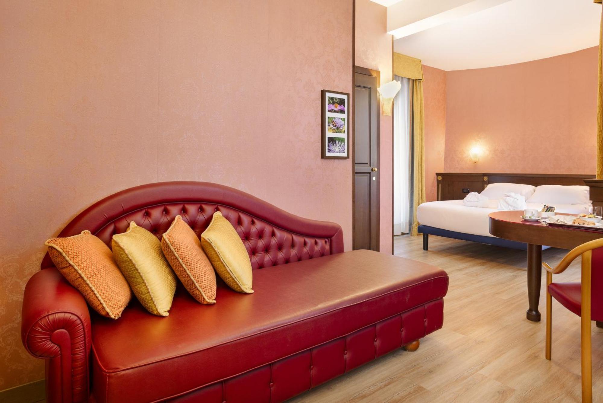 Junior Queen Suite
