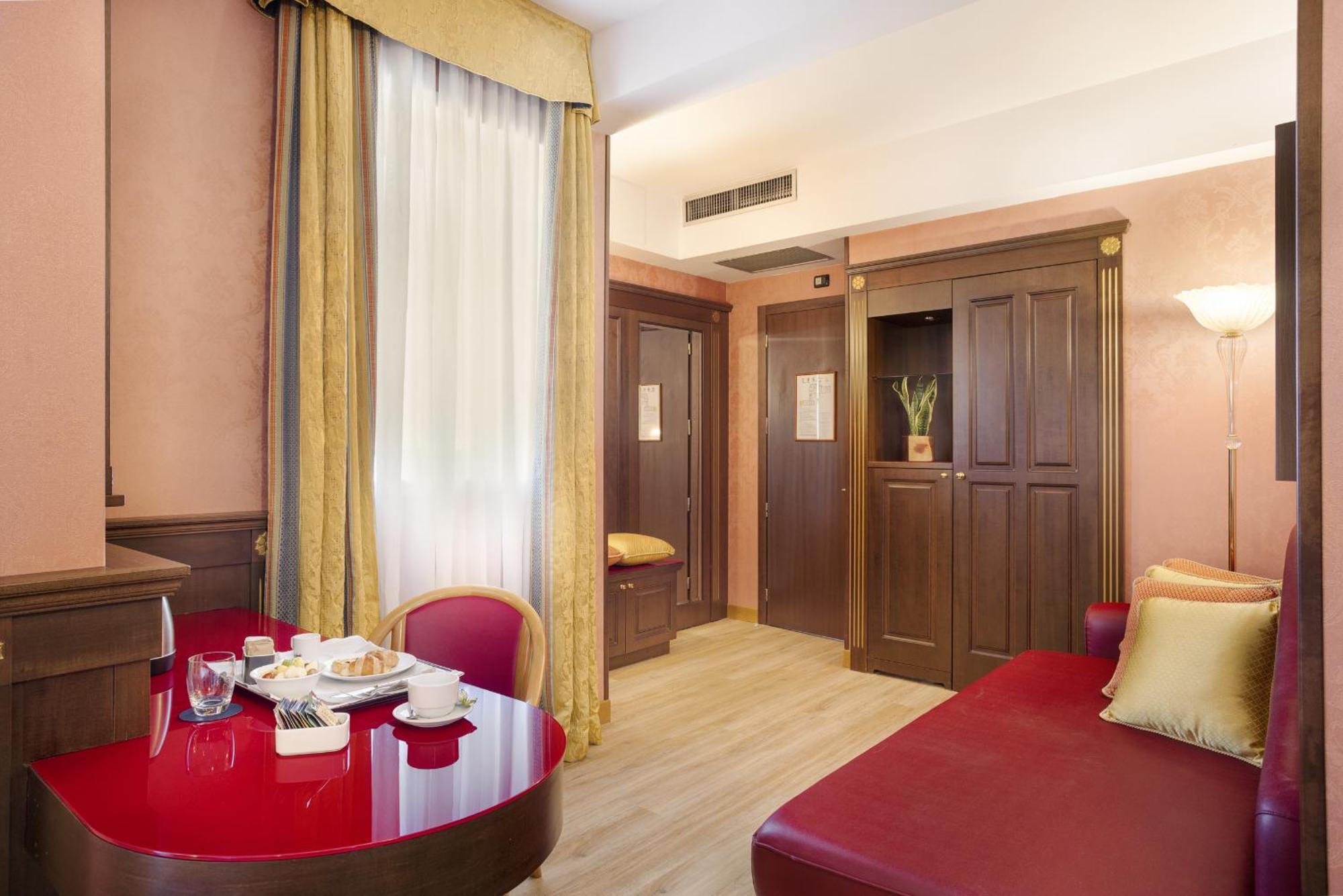 Junior Queen Suite