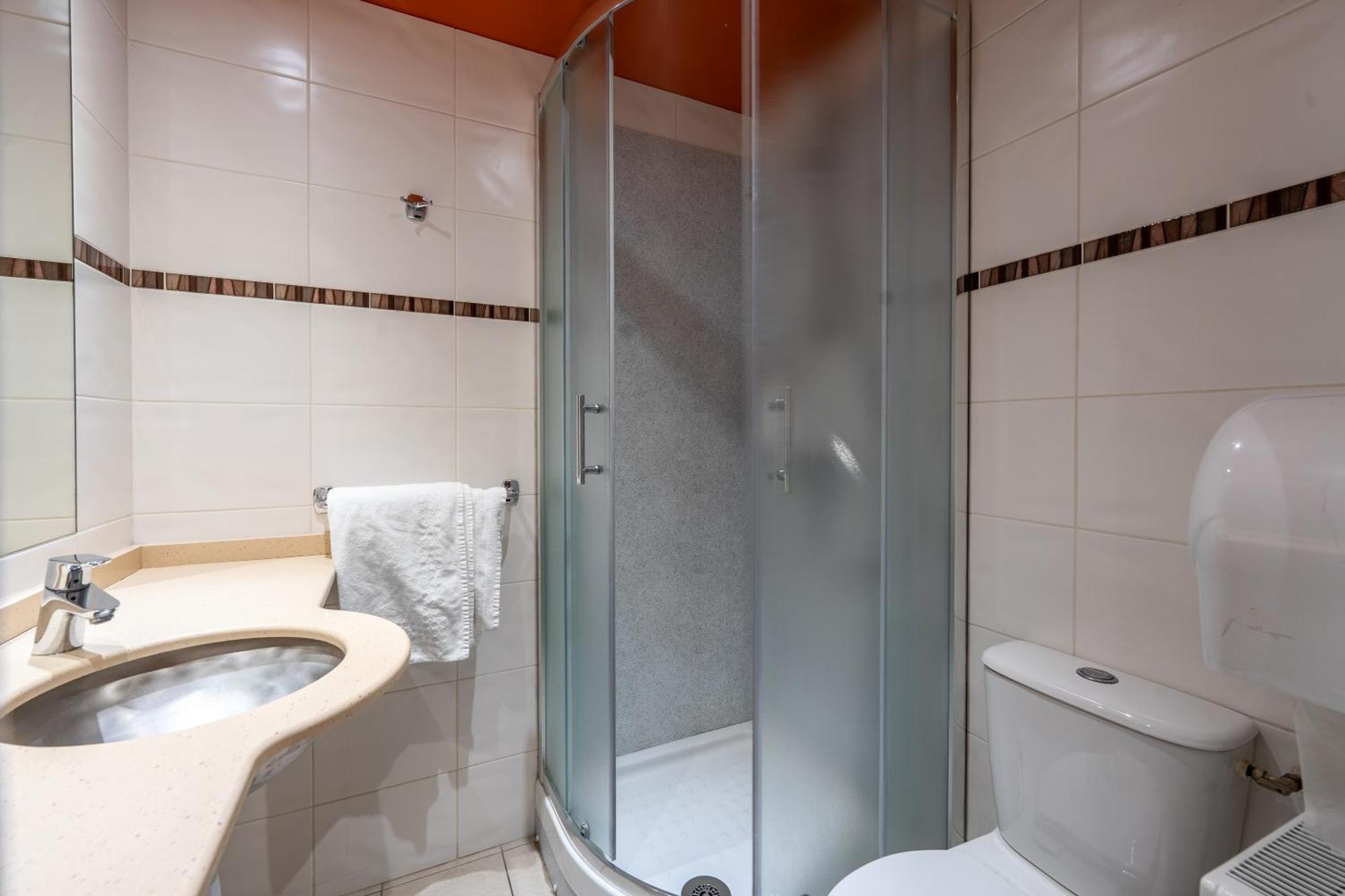 Standard Double Room Shower