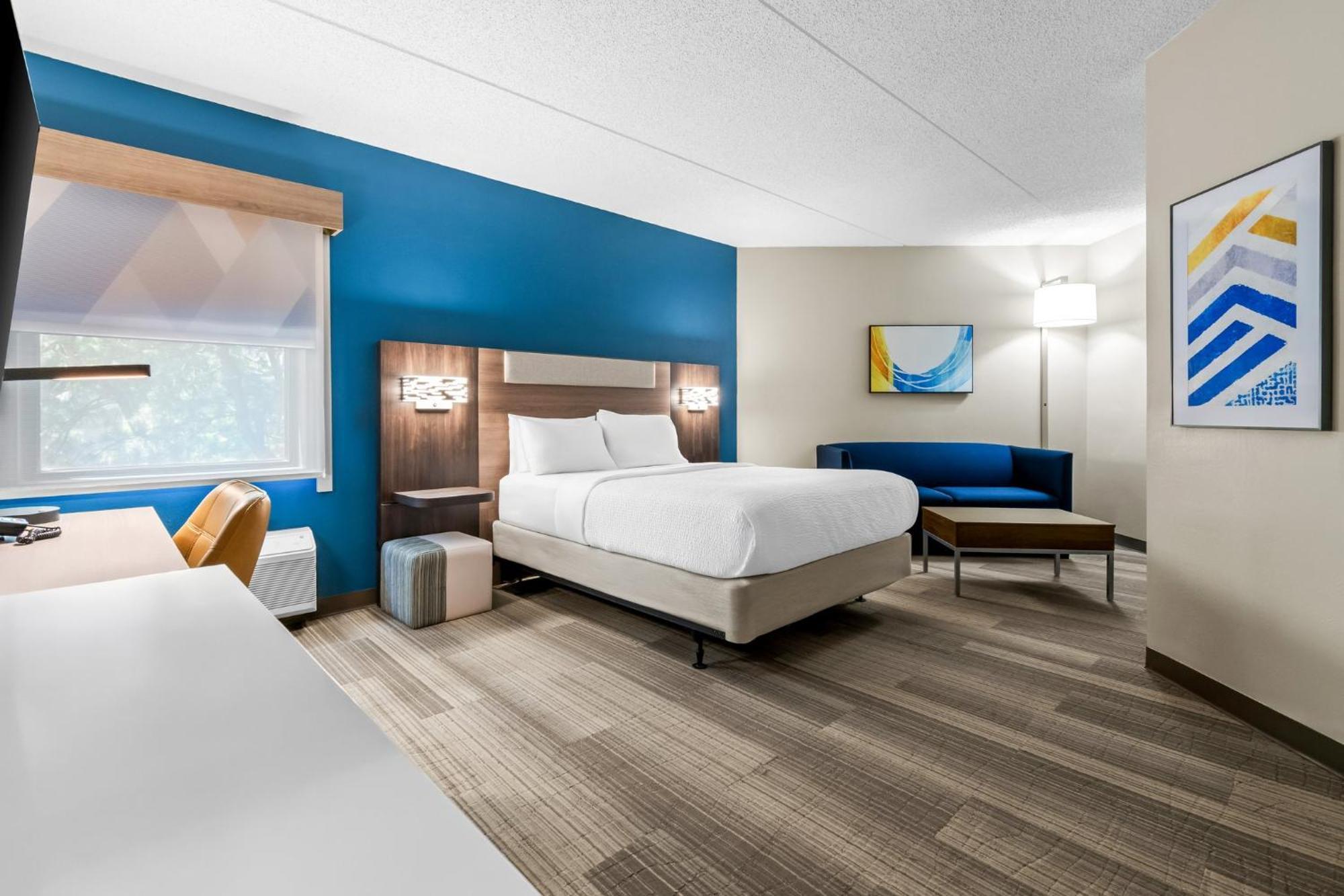 Queen Room with Single Sofa Bed and Tub - Mobility Accessible