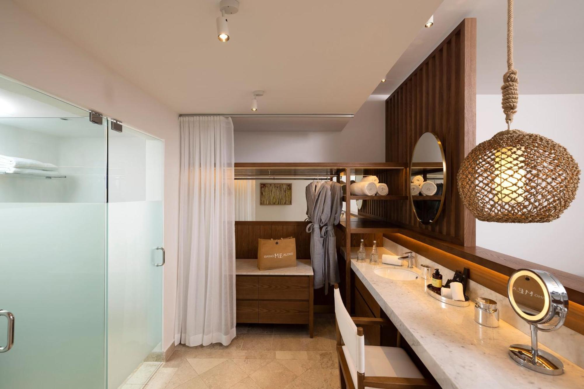 Extra ME+ Junior Suite Beach Front with Hot Tub