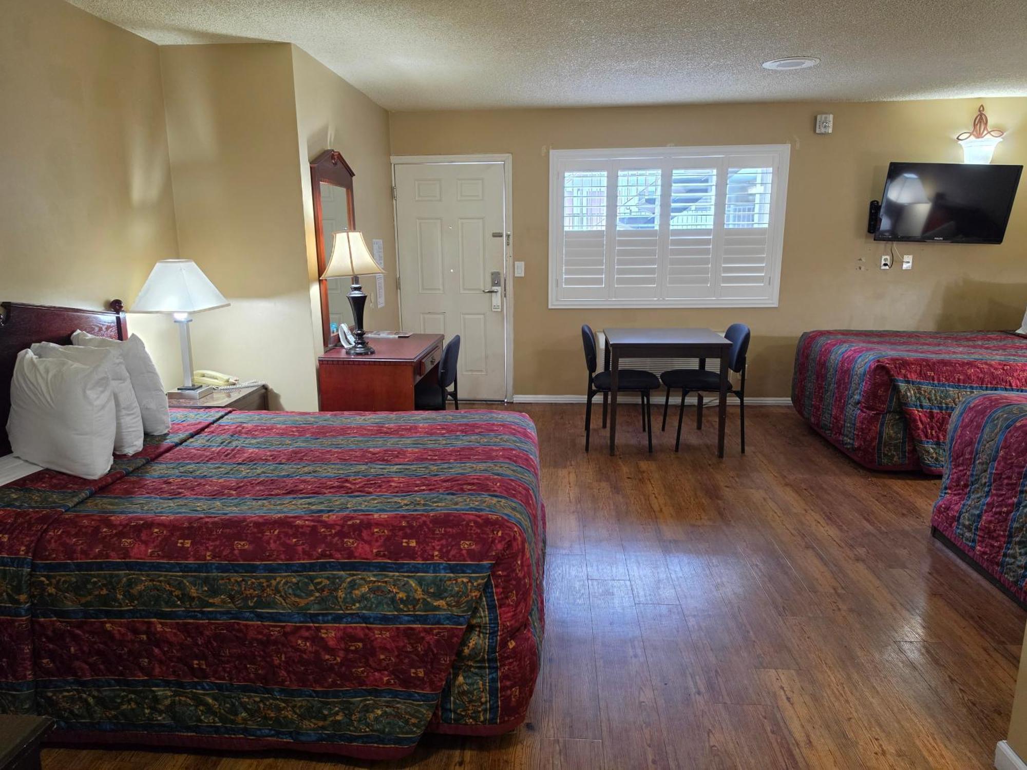 One Queen Bed Two Full Beds