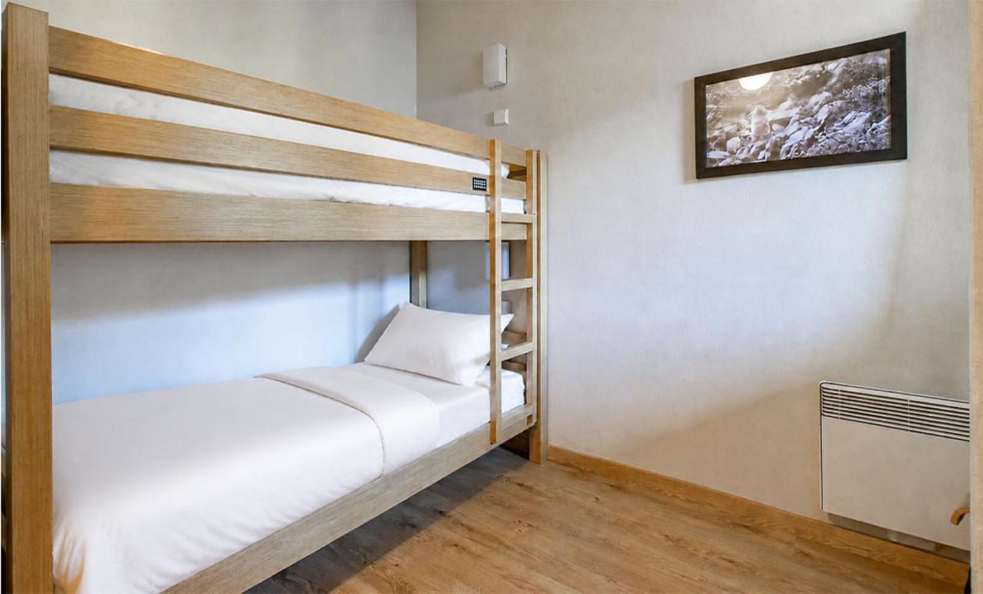 One-Bedroom Apartment Cabin