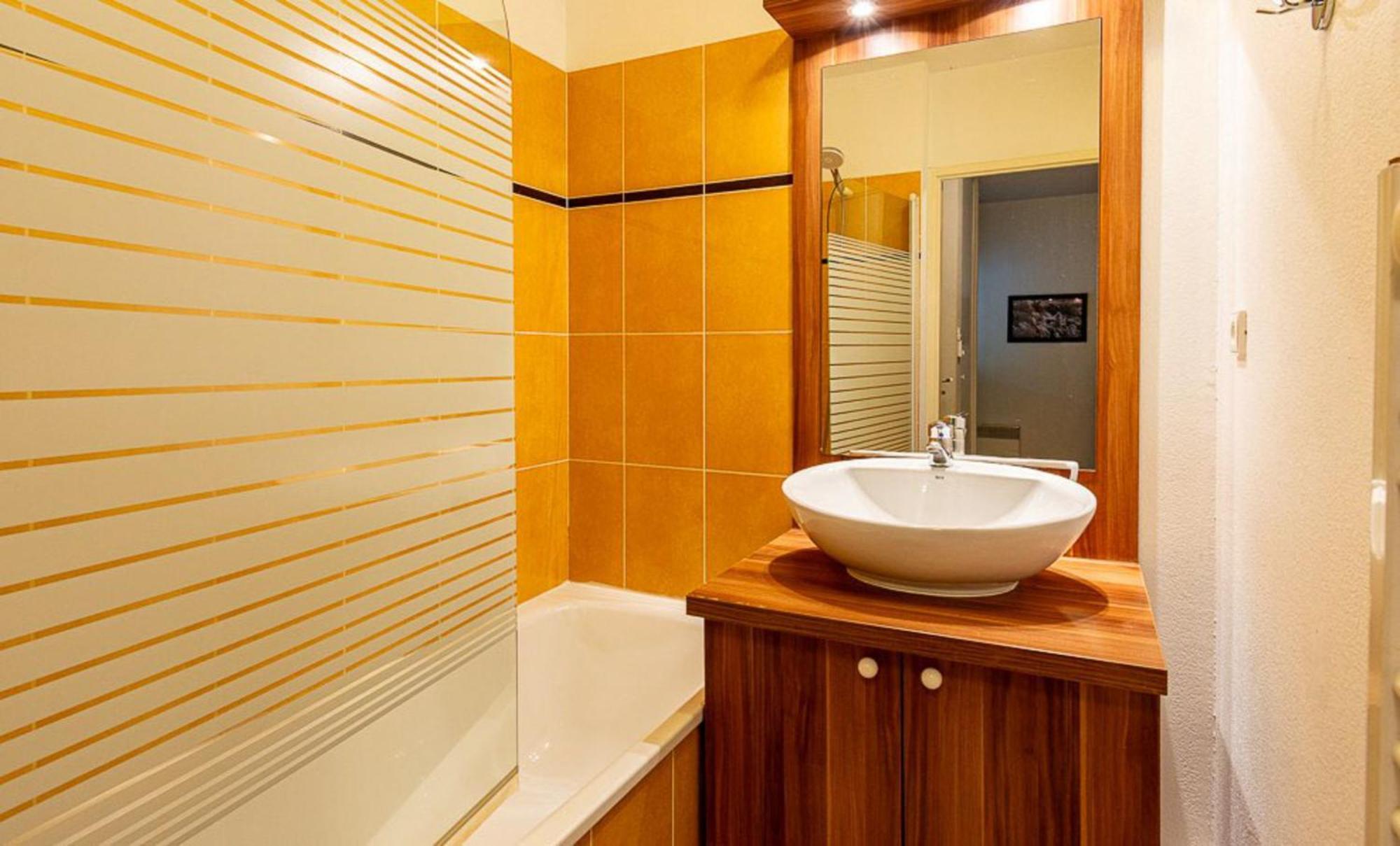 One-Bedroom Apartment Cabin