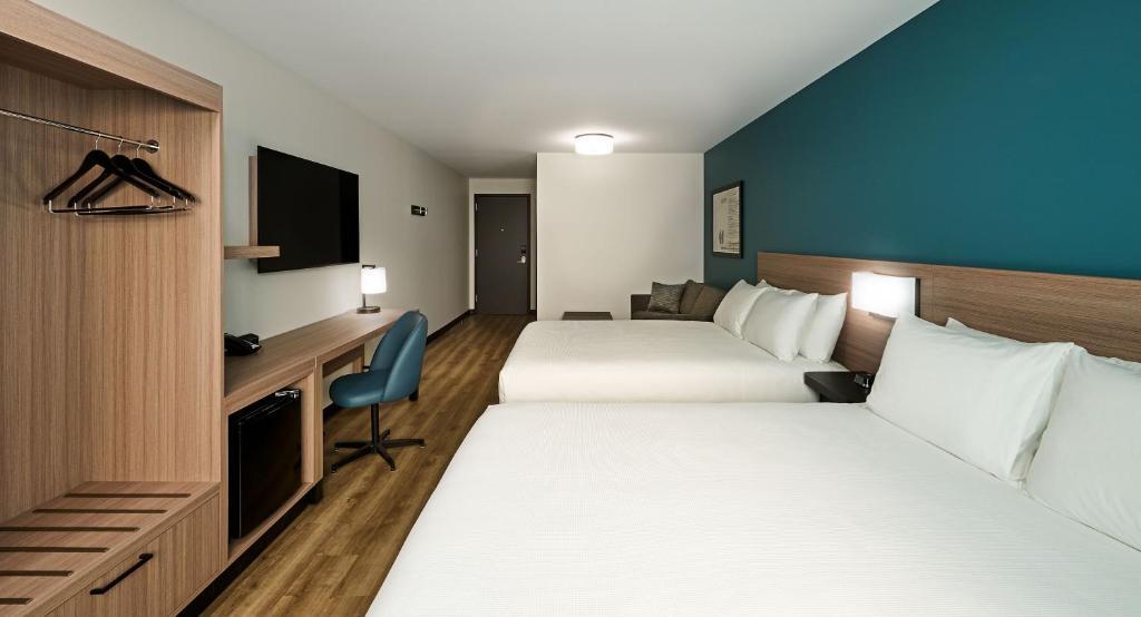 Queen Room with Two Queen Beds and Sofa Bed - High Floor