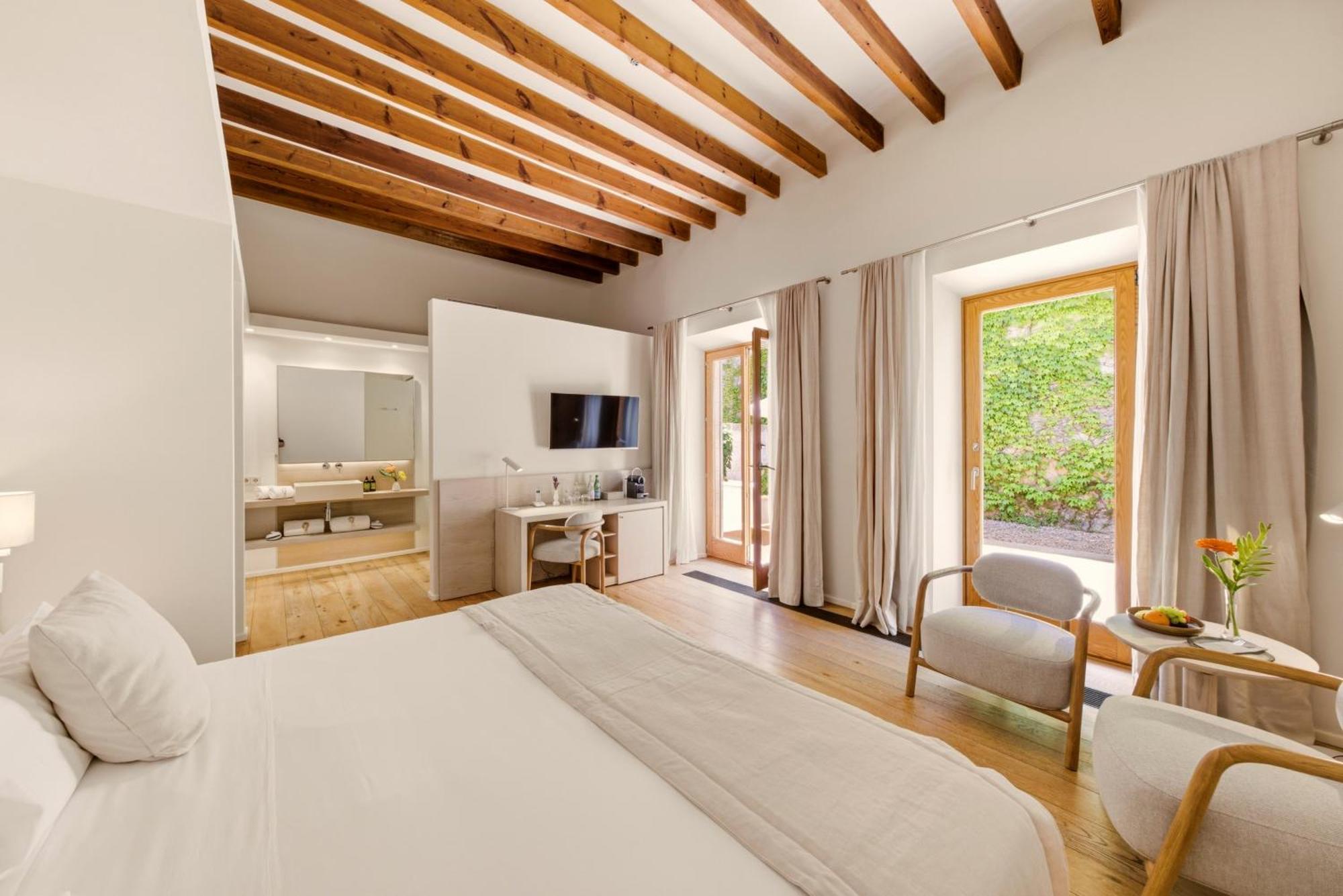 Deluxe Double Room Private Courtyard