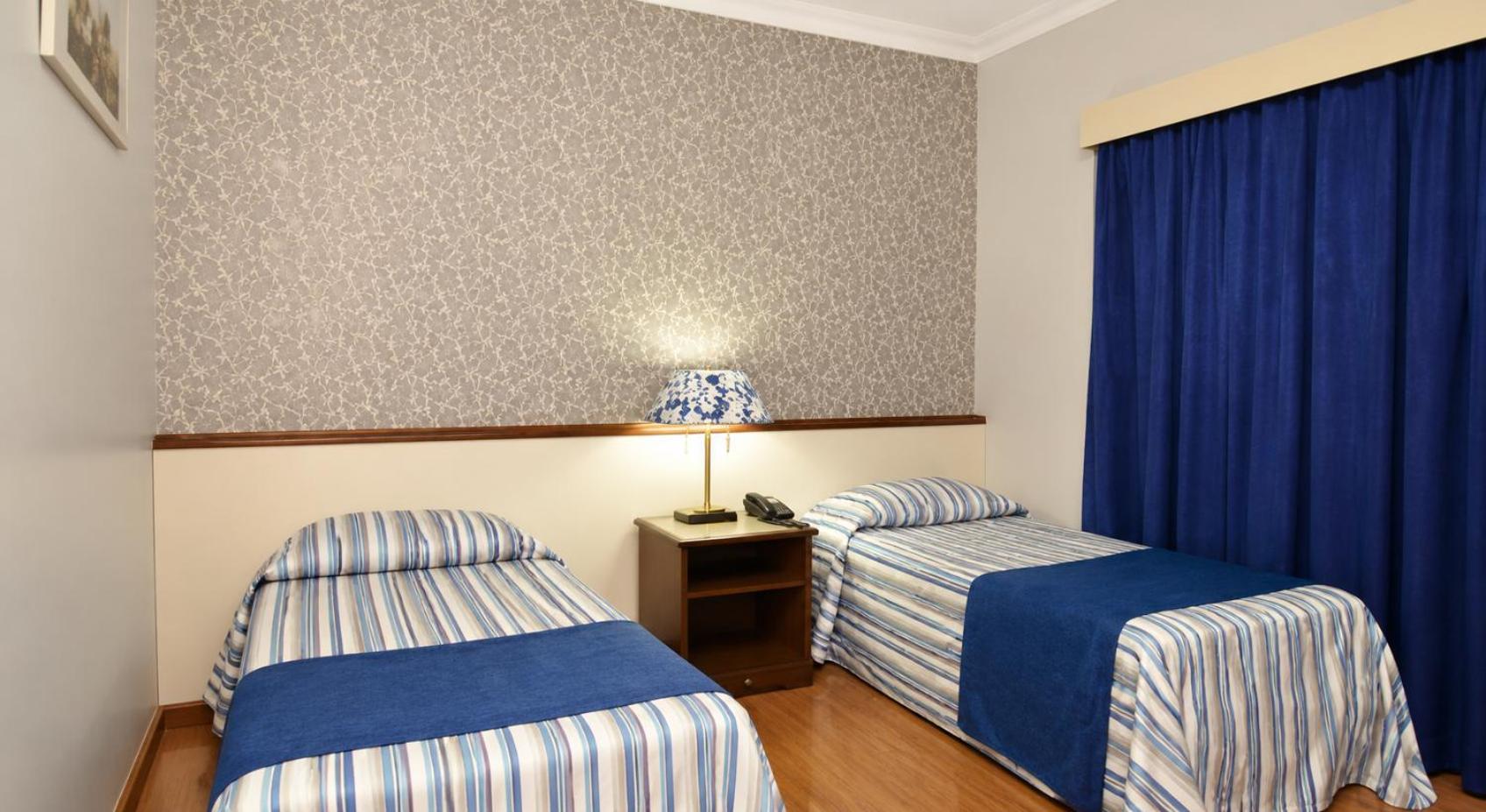 Quarto Duplo com Varanda 2 Camas de Solteiro