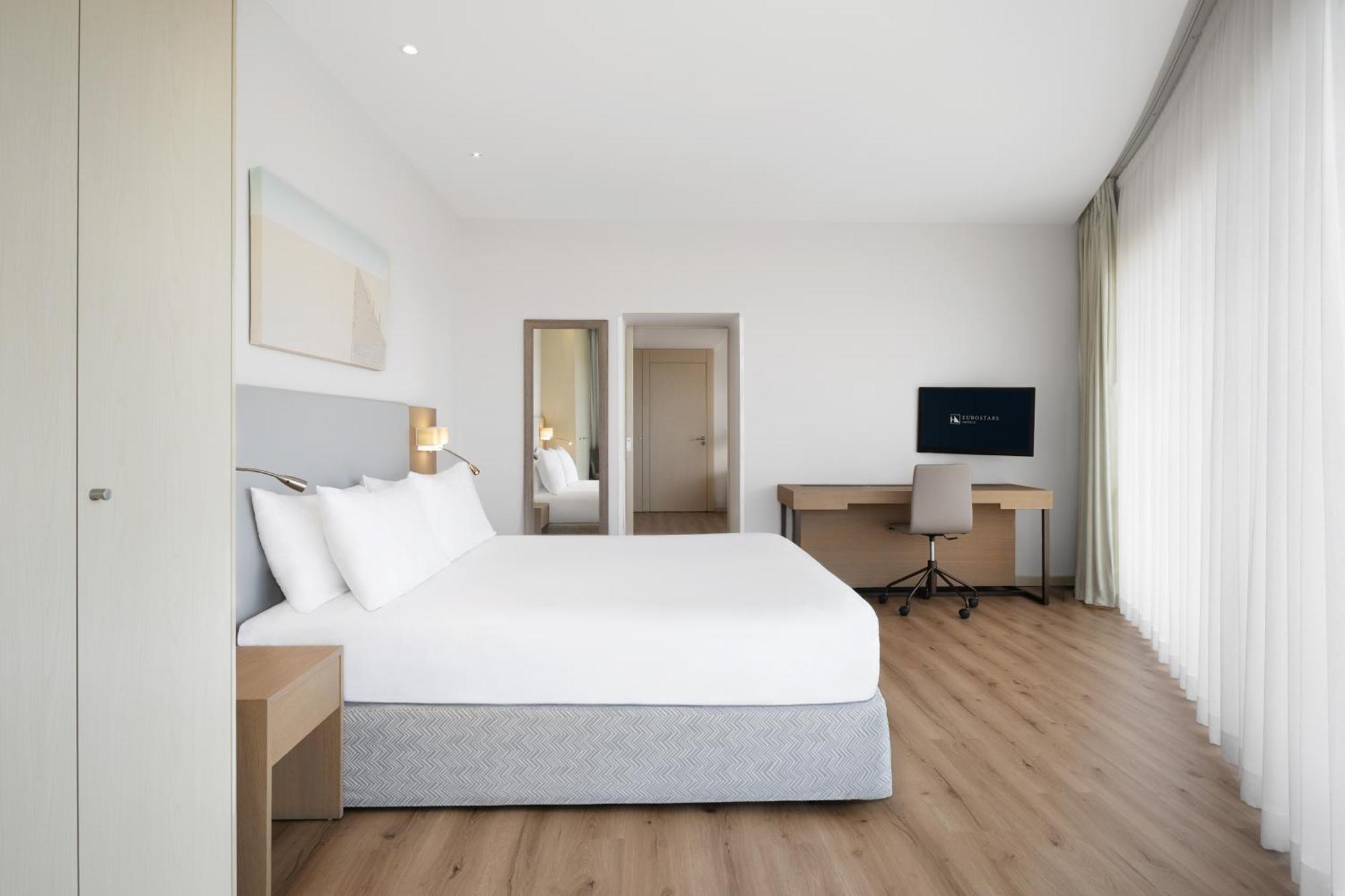 Deluxe Suite Front Sea View