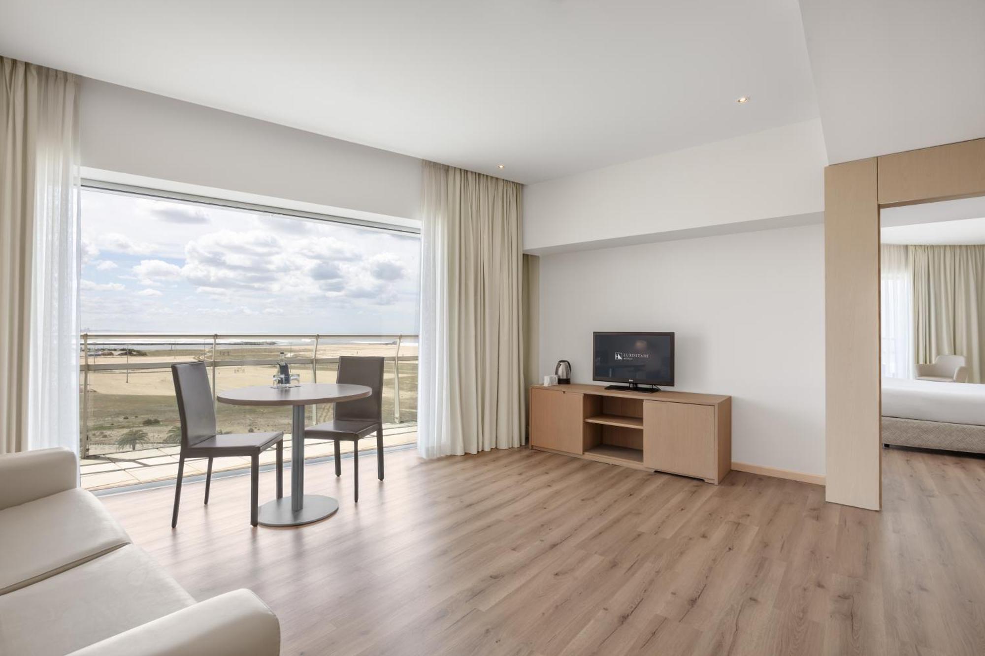 Deluxe Suite Front Sea View