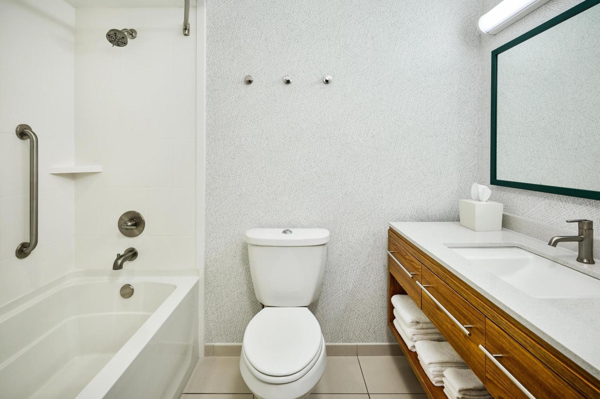King Studio Suite - Mobility and Hearing Access/Non-Smoking