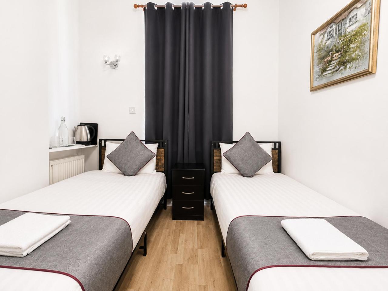 Tweepersoonskamer met 2 Aparte Bedden en Badkamer