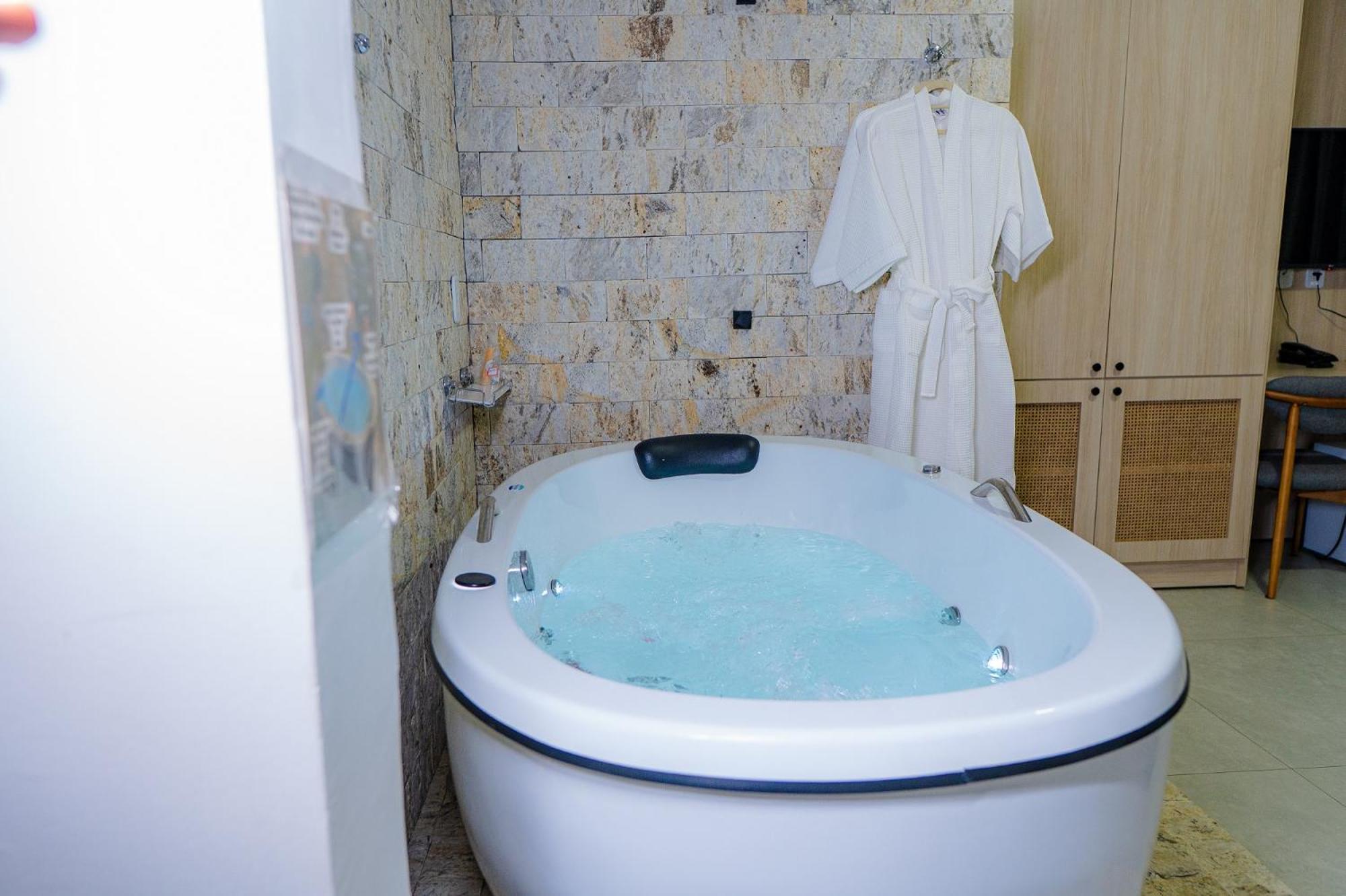 Deluxe Suite Spa Bath