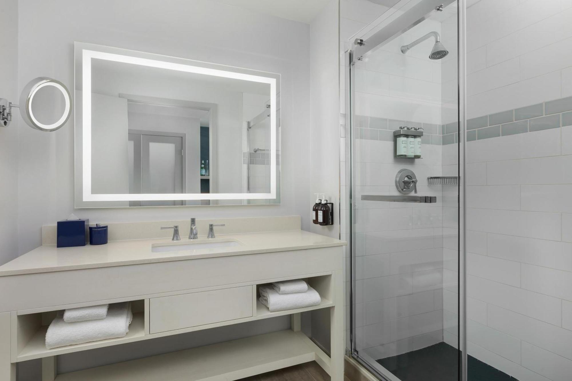 Quarto com Cama King-size, Varanda e Vista da Marina