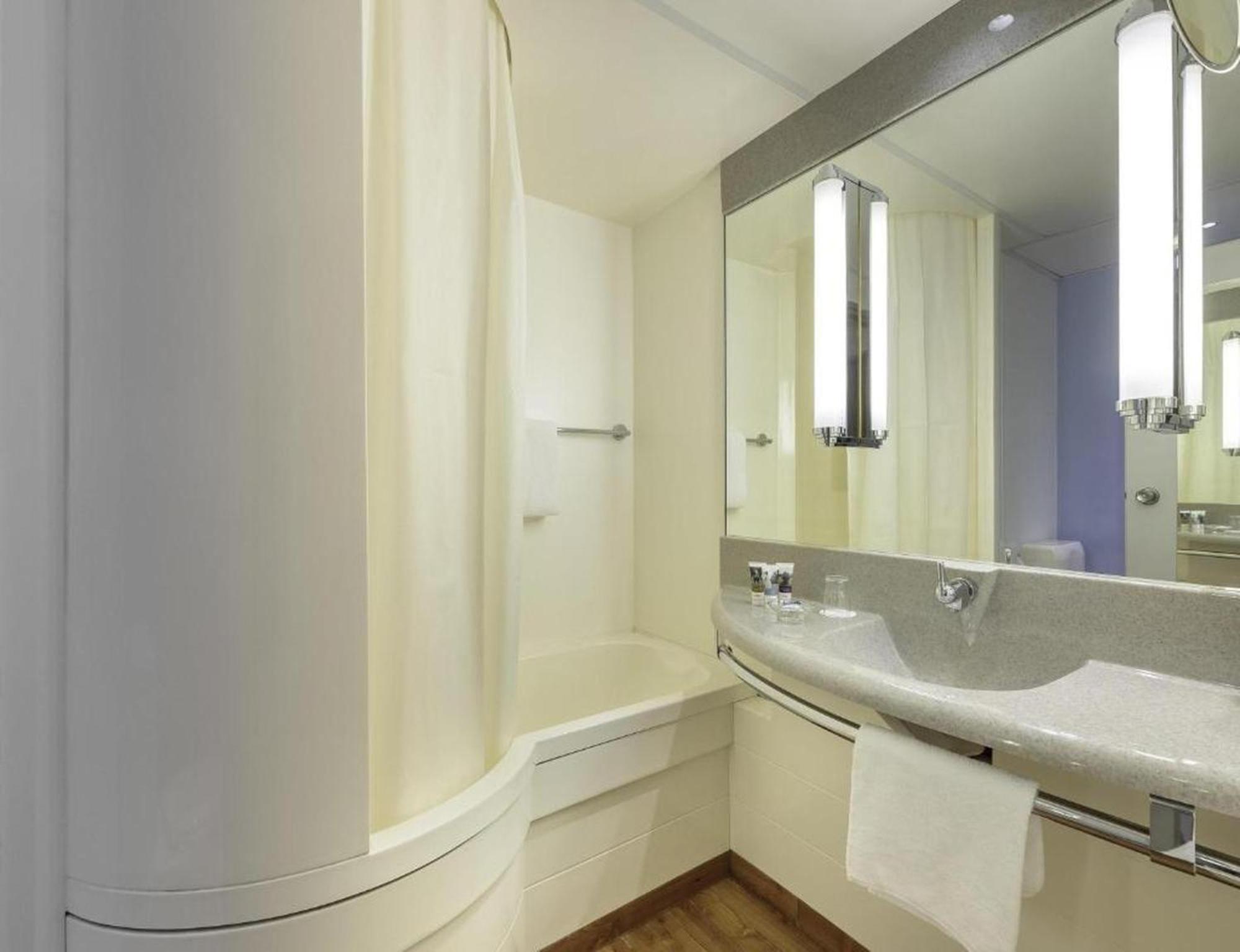 Junior Queen Suite