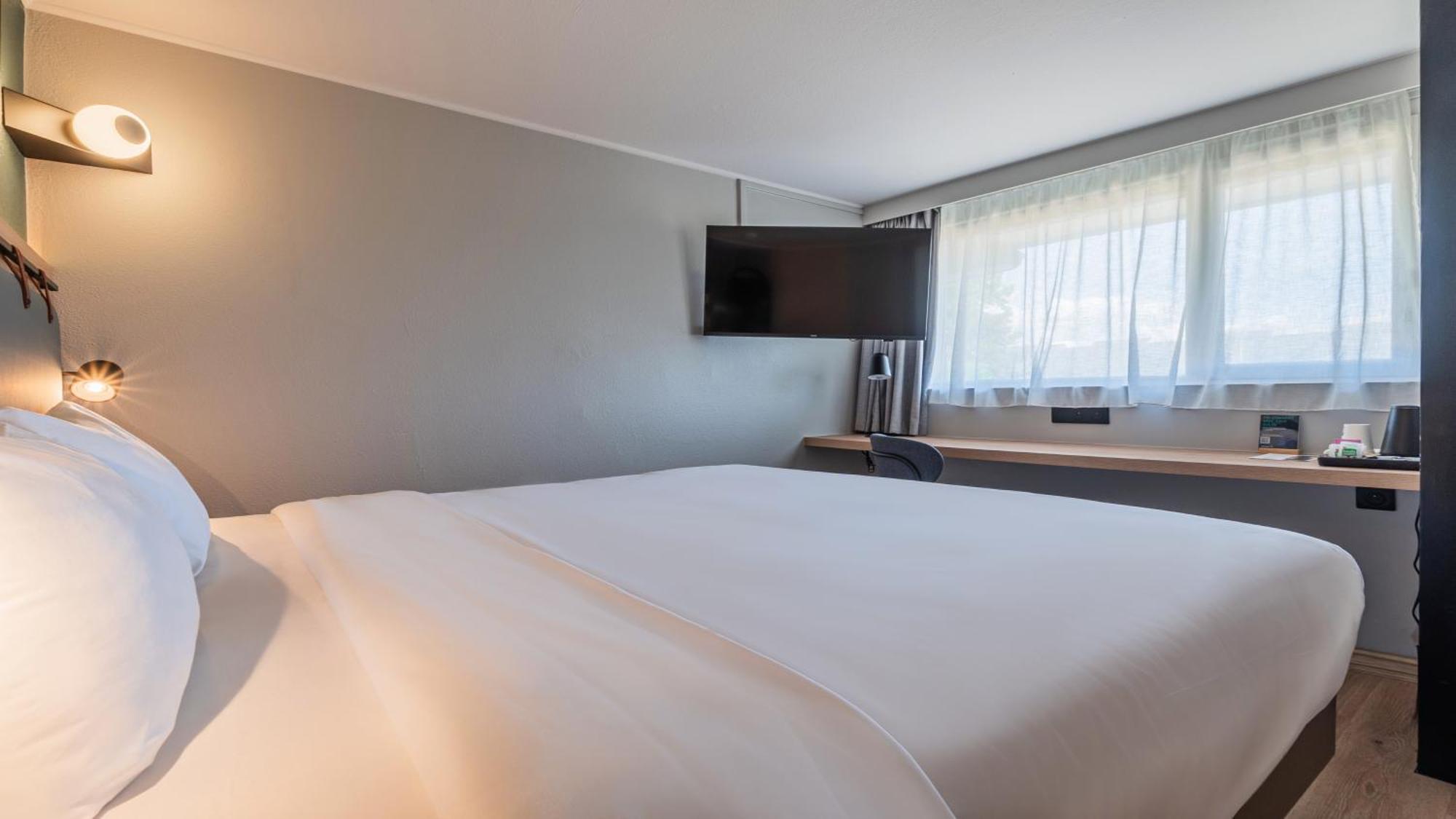 Standard Queen Room
