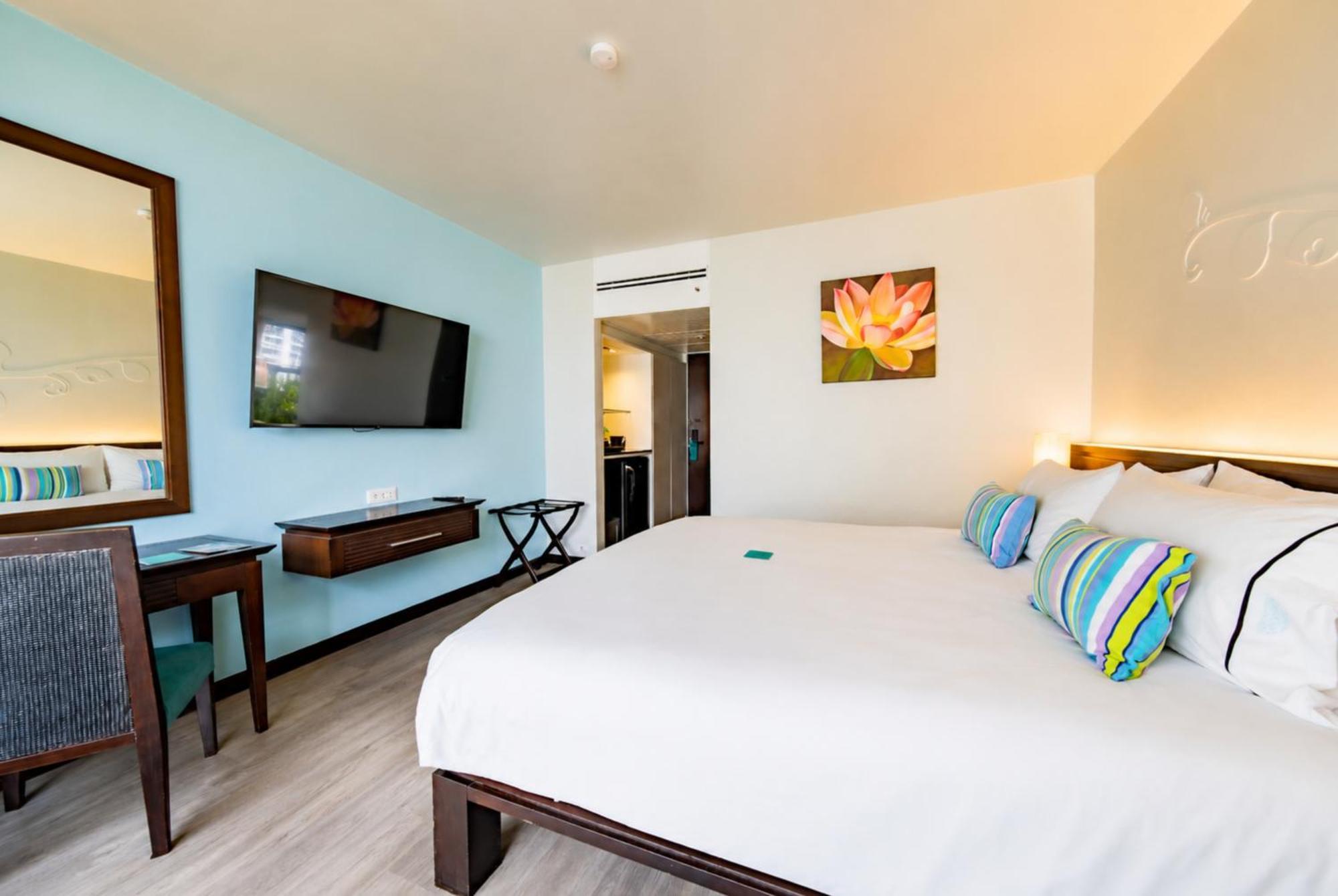 Deluxe Pool View King Bed