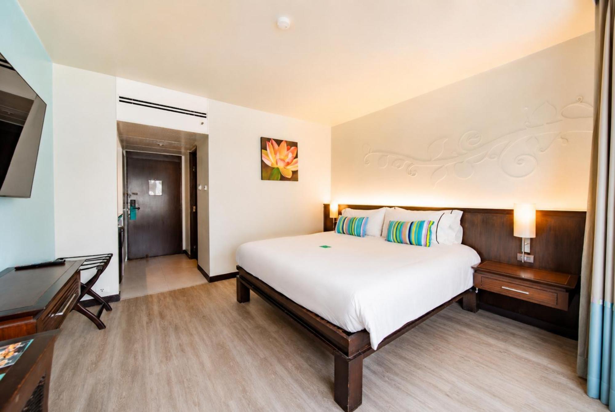 Deluxe Pool View King Bed