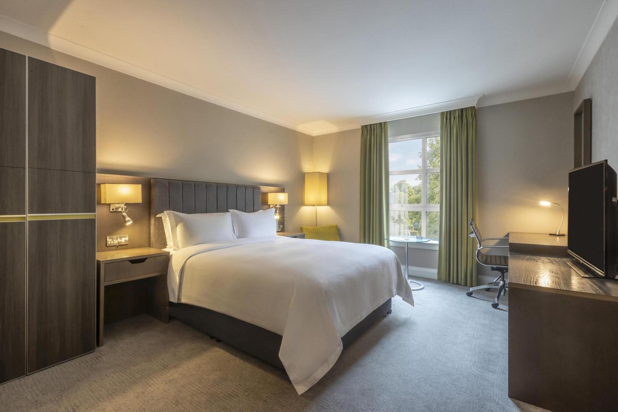 Chambre Lit Queen-Size Accessible aux Personnes à Mobilité Réduite