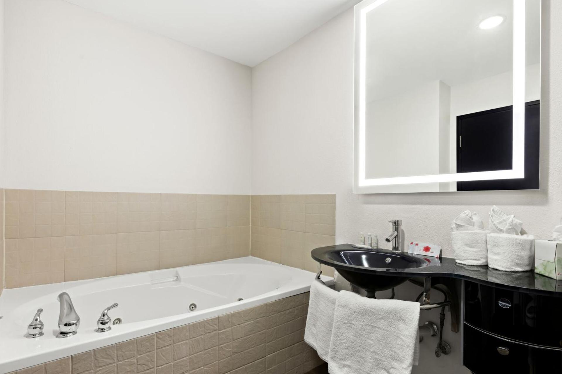 King Suite Spa Bath