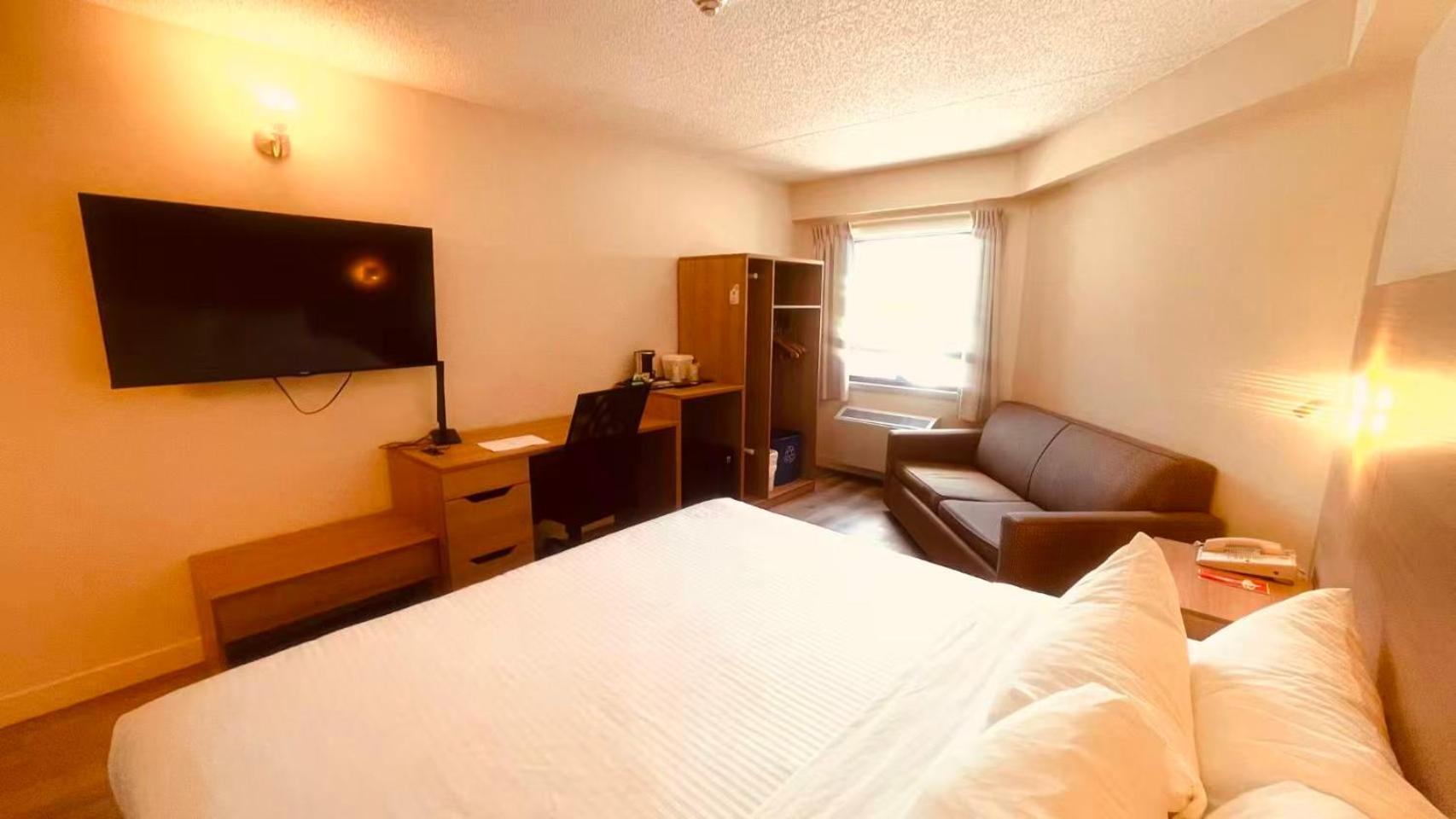 Room One Queen bed Second Floor Non-smoking room