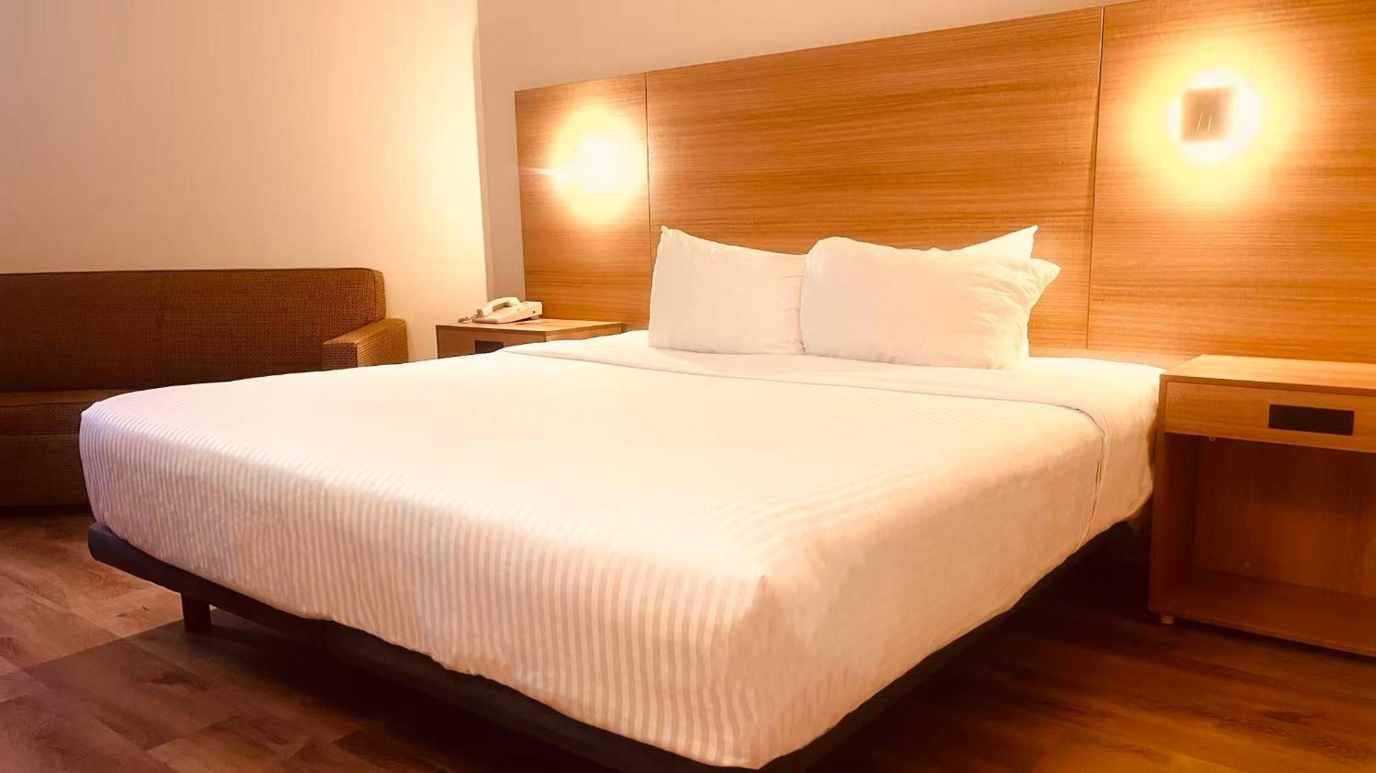 Room One Queen bed Second Floor Non-smoking room