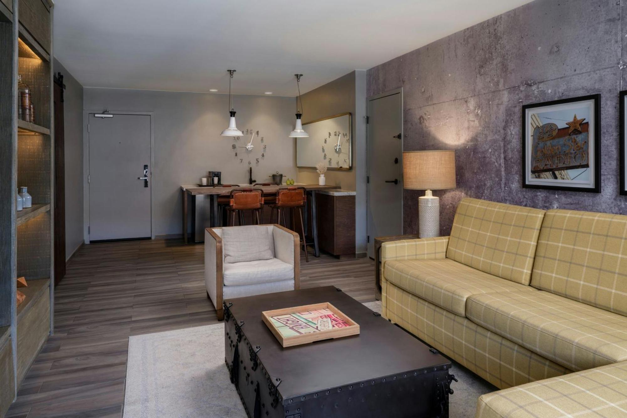 1 Bedroom Suite 1 King Courtyard view