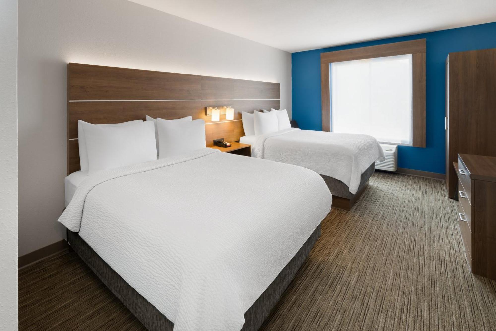 Two-Bedroom Suite Three Queen Beds
