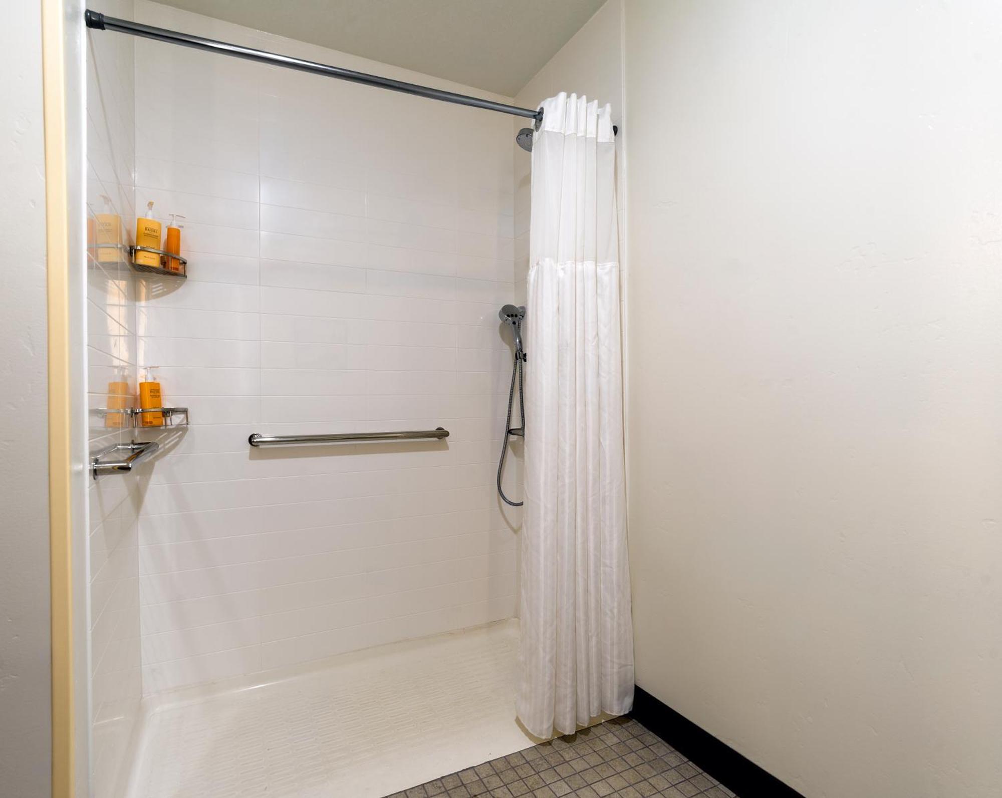 Deluxe Queen room Roll Shower