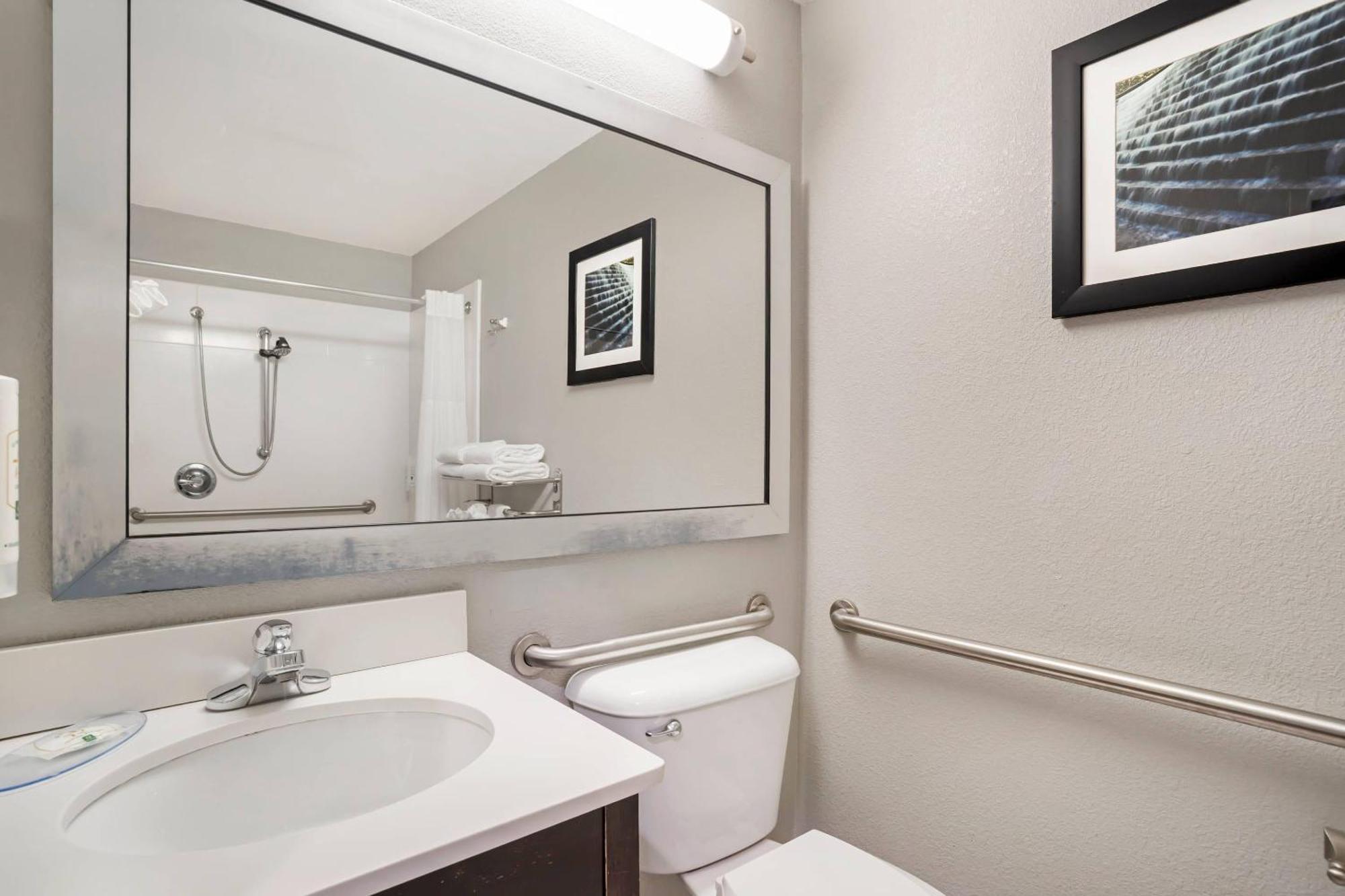 Queen Suite Two Queen Beds Disability Access or Non-Smoking