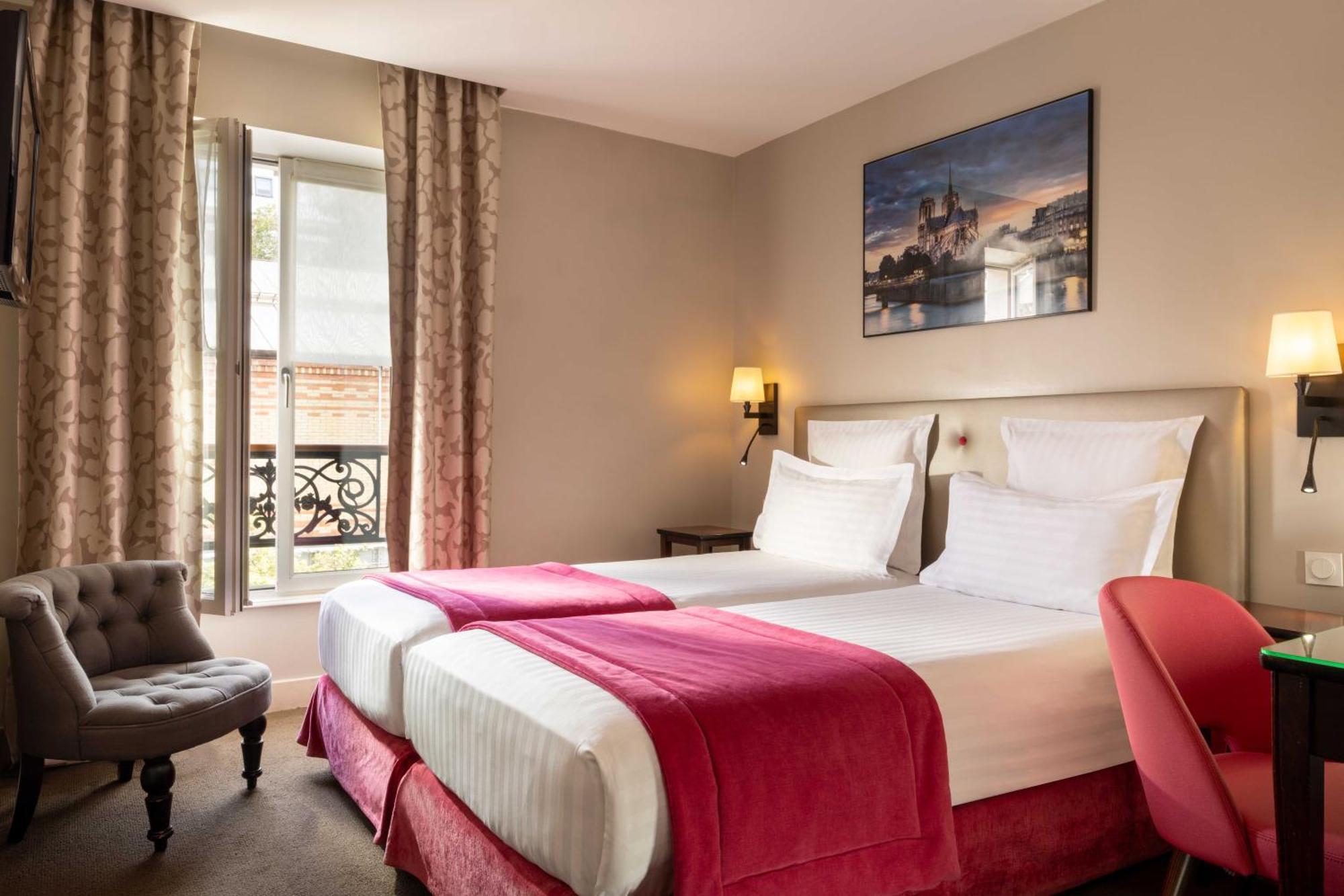 Superior Twin Room Eiffel Tower View