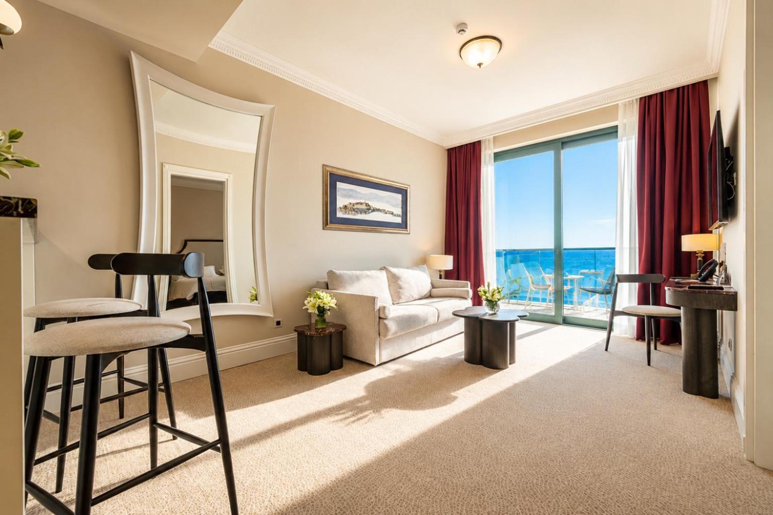 Deluxe King Suite Sea View Balcony