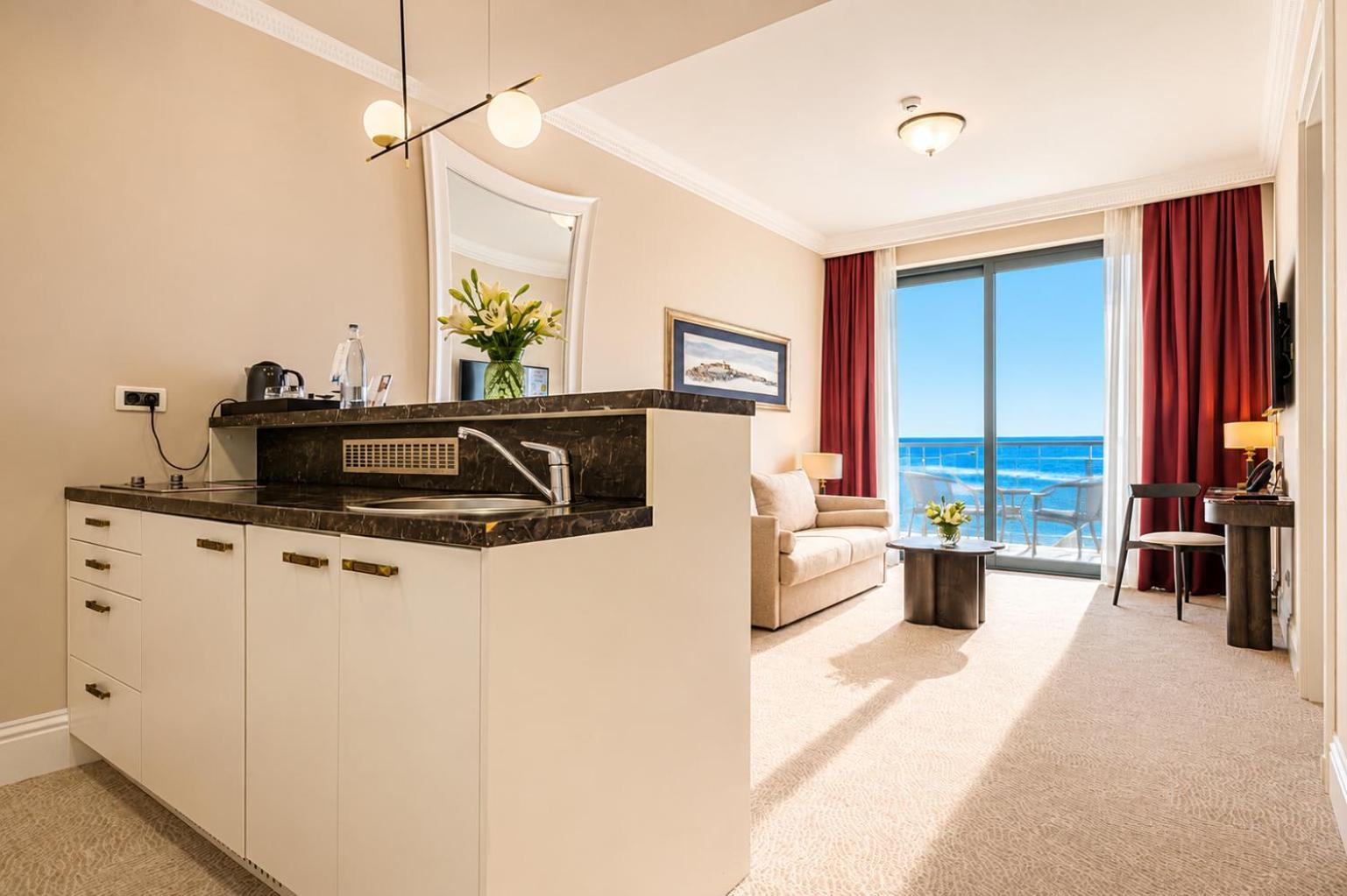Deluxe King Suite Sea View Balcony