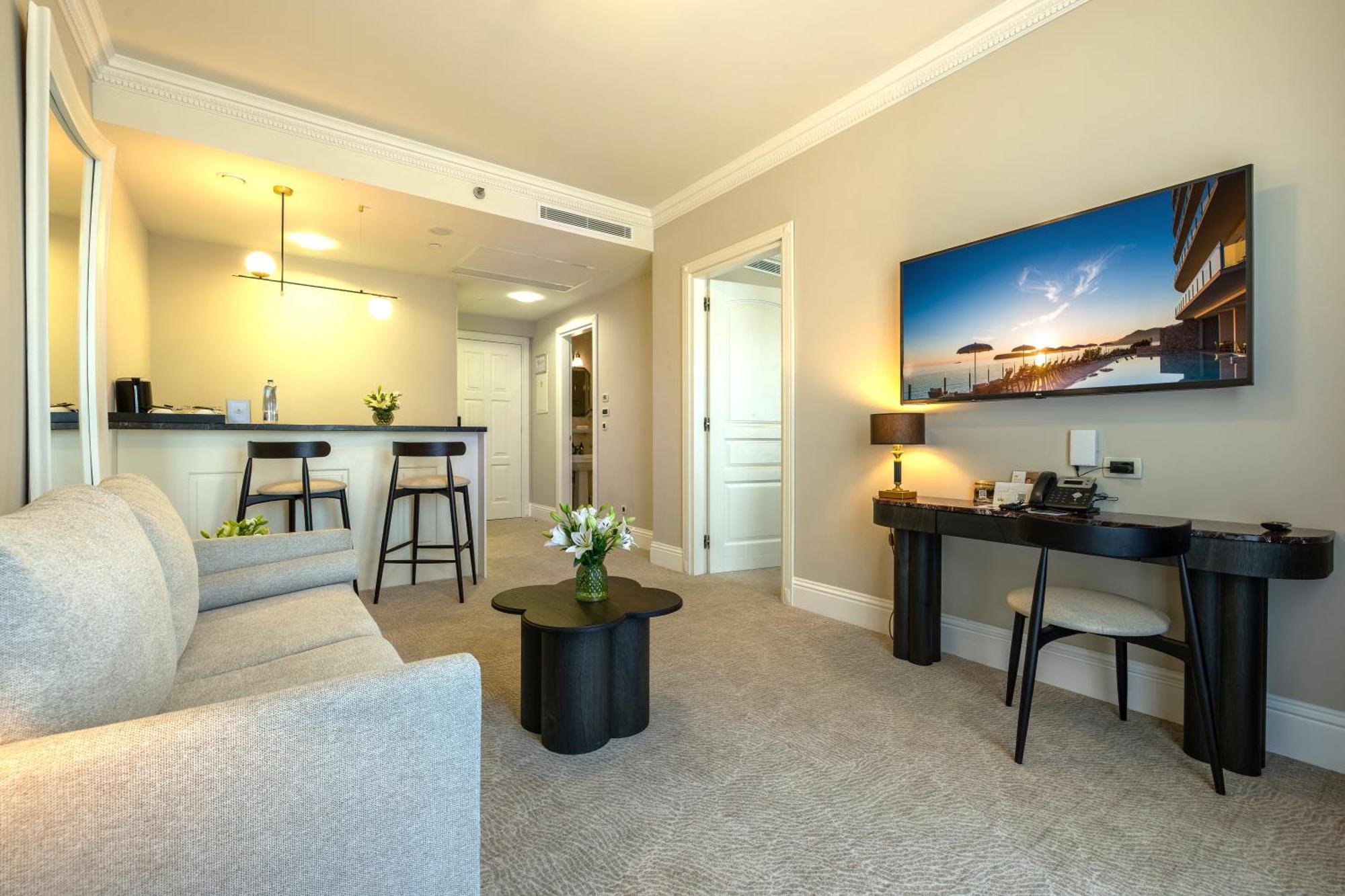 Deluxe King Suite Sea View Balcony