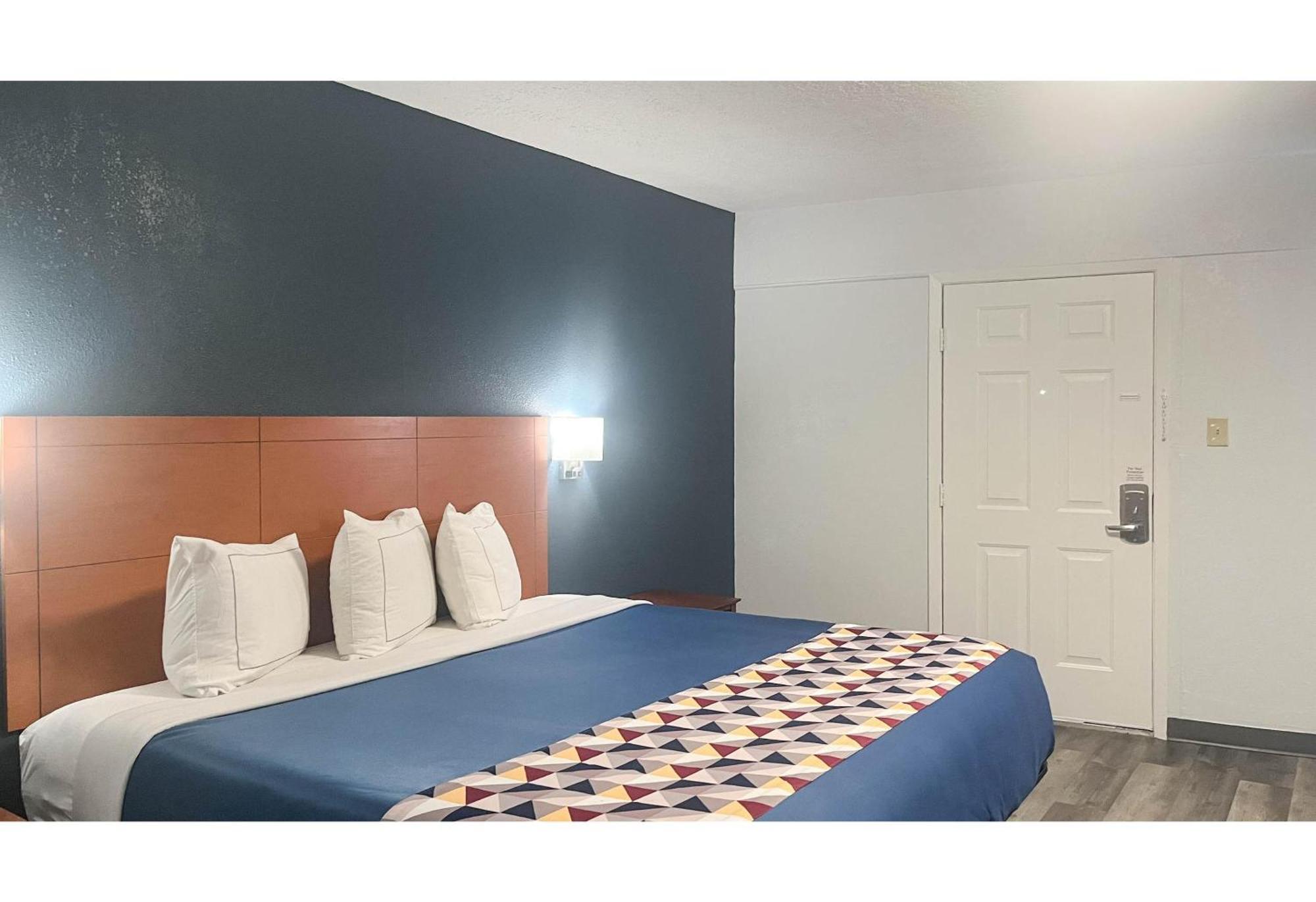 1 King Bed | Non-Smoking Micfridge