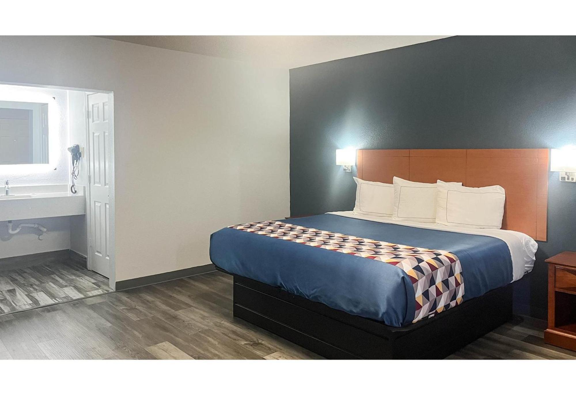 1 King Bed | Non-Smoking Micfridge